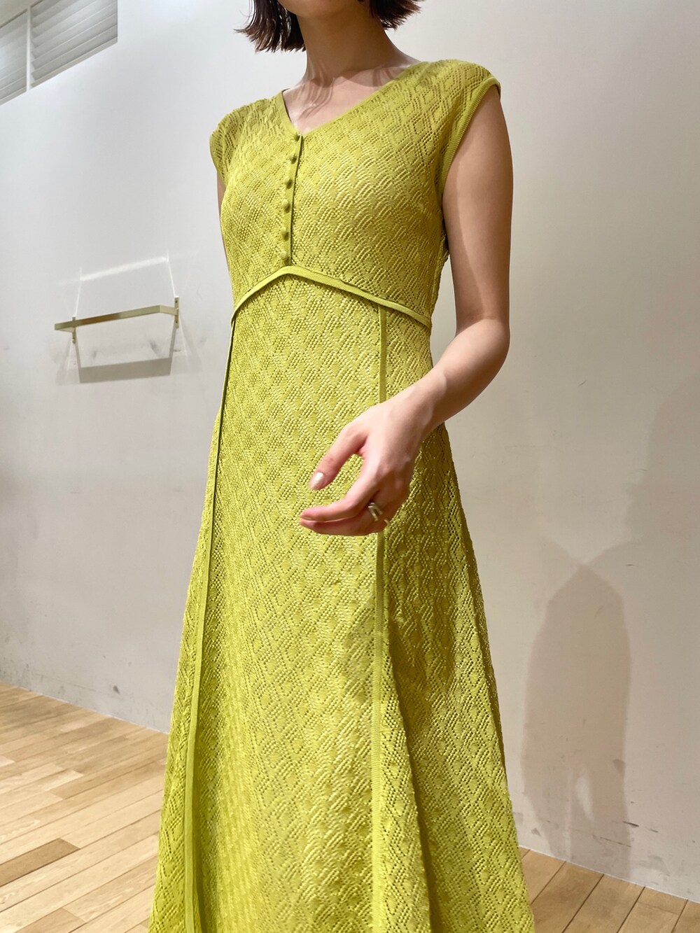 ブラック系のサンダル、グリーン系のワンピースを着用したレディースの夏コーディネートの6枚目の写真