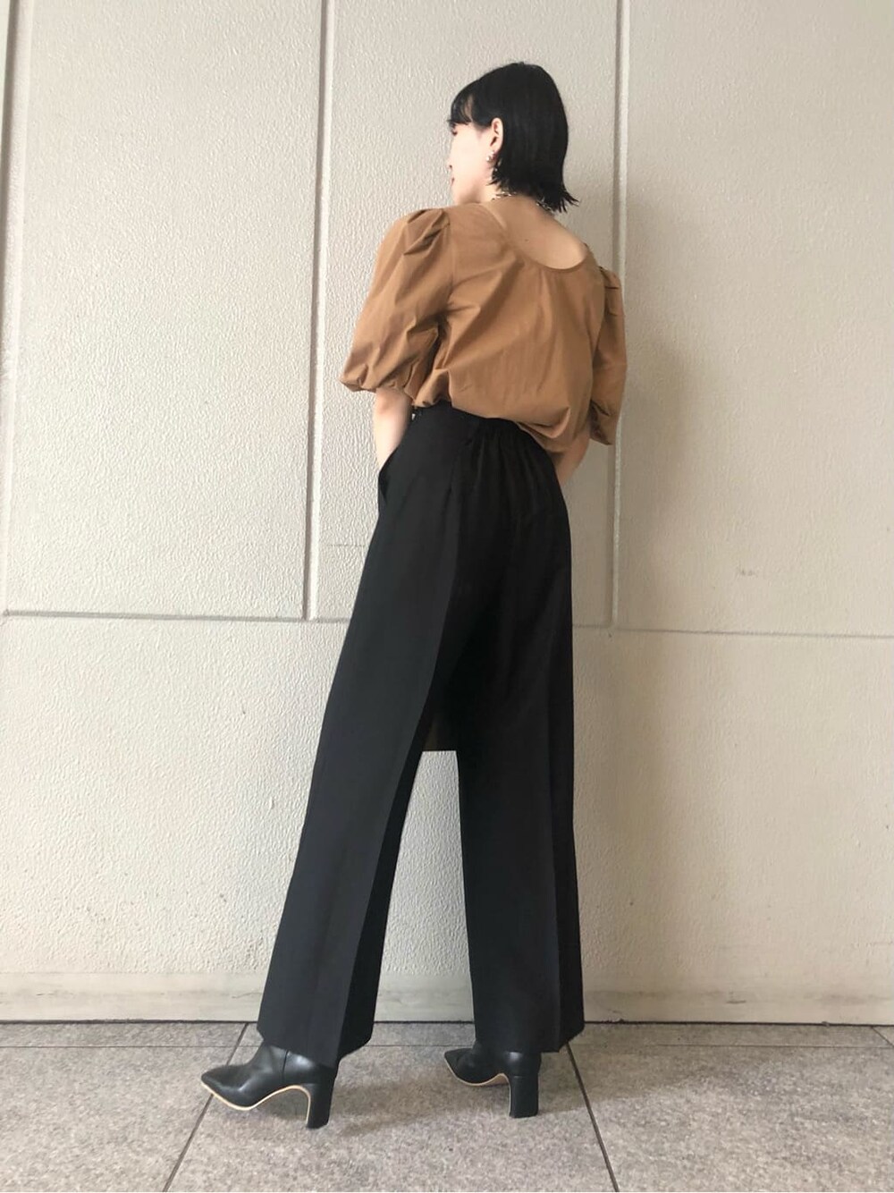 ブラウン系のシャツ/ブラウス、ブラック系のその他パンツ、ブラック系のその他シューズを着用したレディースの夏コーディネートの6枚目の写真