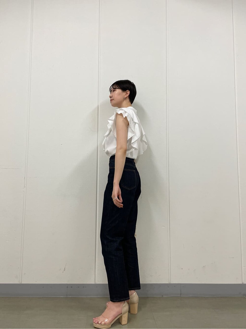 その他のパンプス、ホワイト系のショルダーバッグ、ホワイト系のシャツ/ブラウスを着用したレディースの夏コーディネートの5枚目の写真