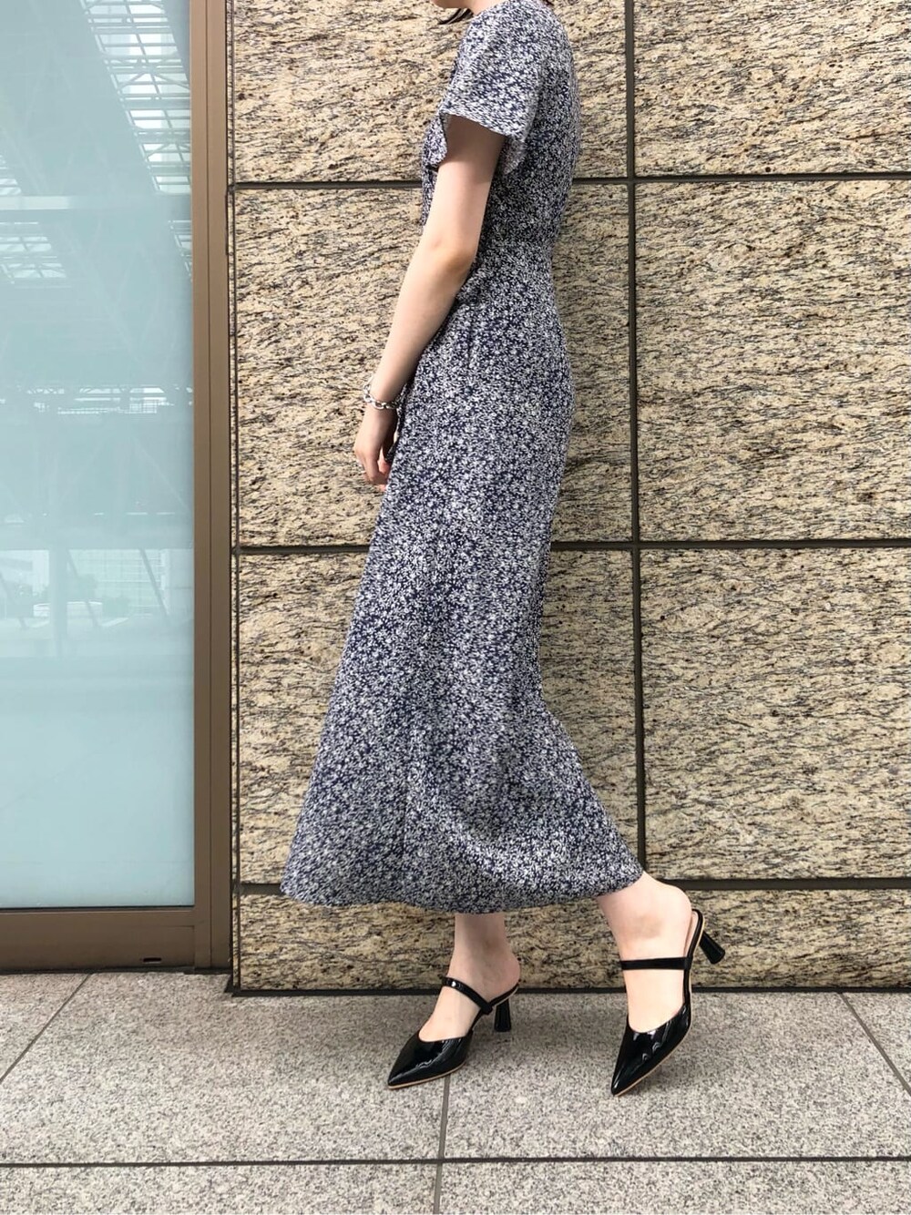 ブラック系のその他シューズ、ブルー系のワンピース、ホワイト系のスニーカーを着用したレディースの夏コーディネートの5枚目の写真