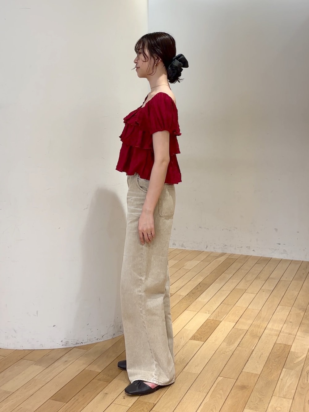 ベージュ系のデニムパンツ、レッド系のシャツ/ブラウス、イエロー系のハンドバッグを着用したレディースの夏コーディネートの3枚目の写真