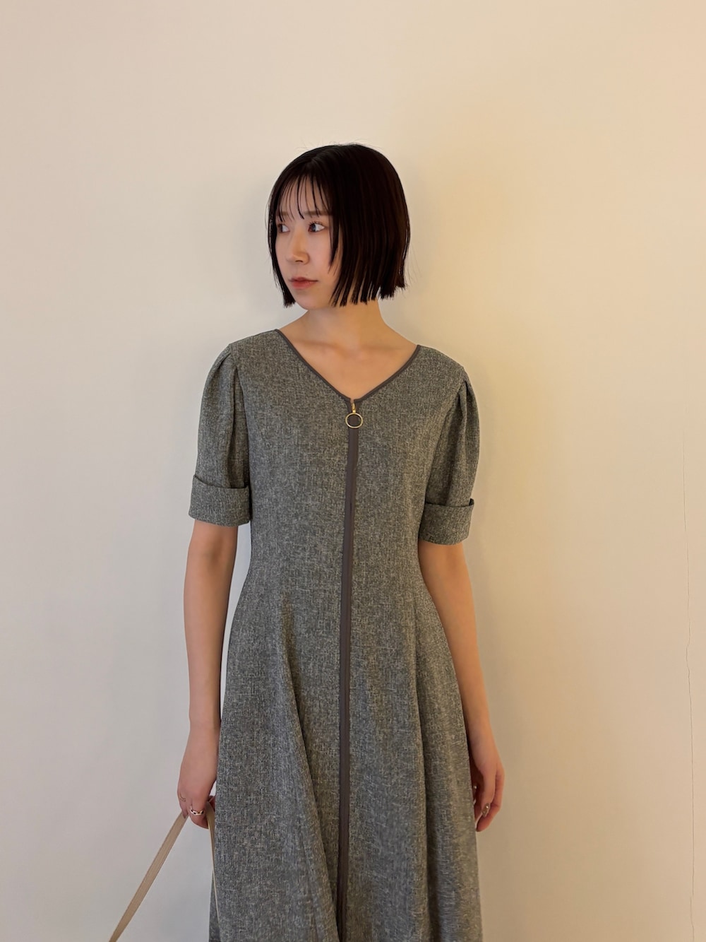 ブラック系のワンピース、ブラック系のパンプスを着用したレディースの春コーディネートの4枚目の写真