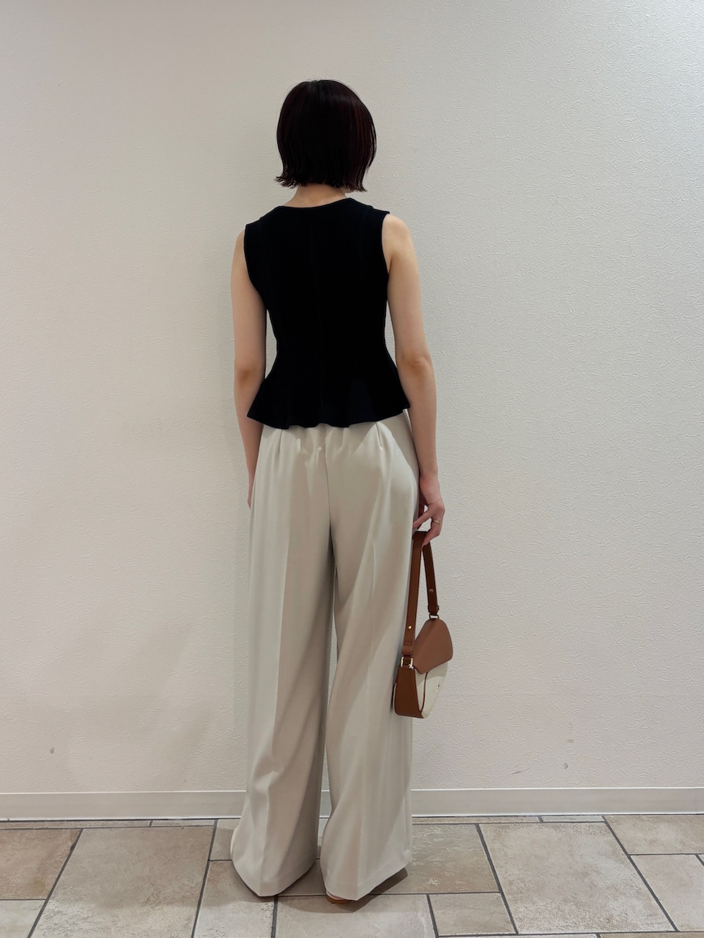 ホワイト系のその他パンツ、ブラック系のニット/セーター、ホワイト系のサンダルを着用したレディースの夏コーディネートの3枚目の写真