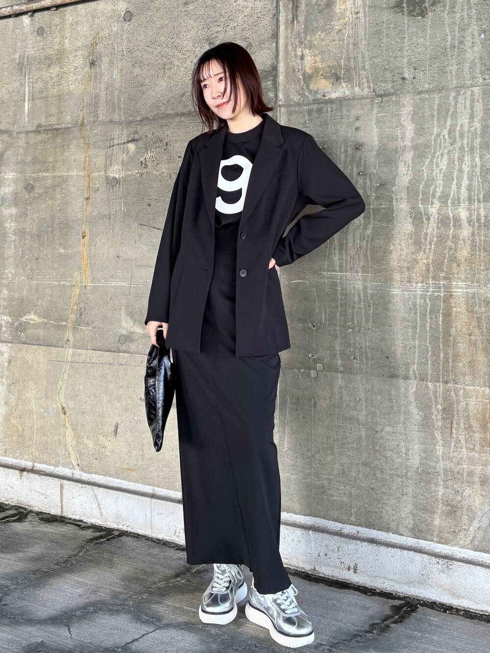 ブラック系のスカート、ブラック系のTシャツ/カットソーを着用したレディースの冬コーディネートの8枚目の写真