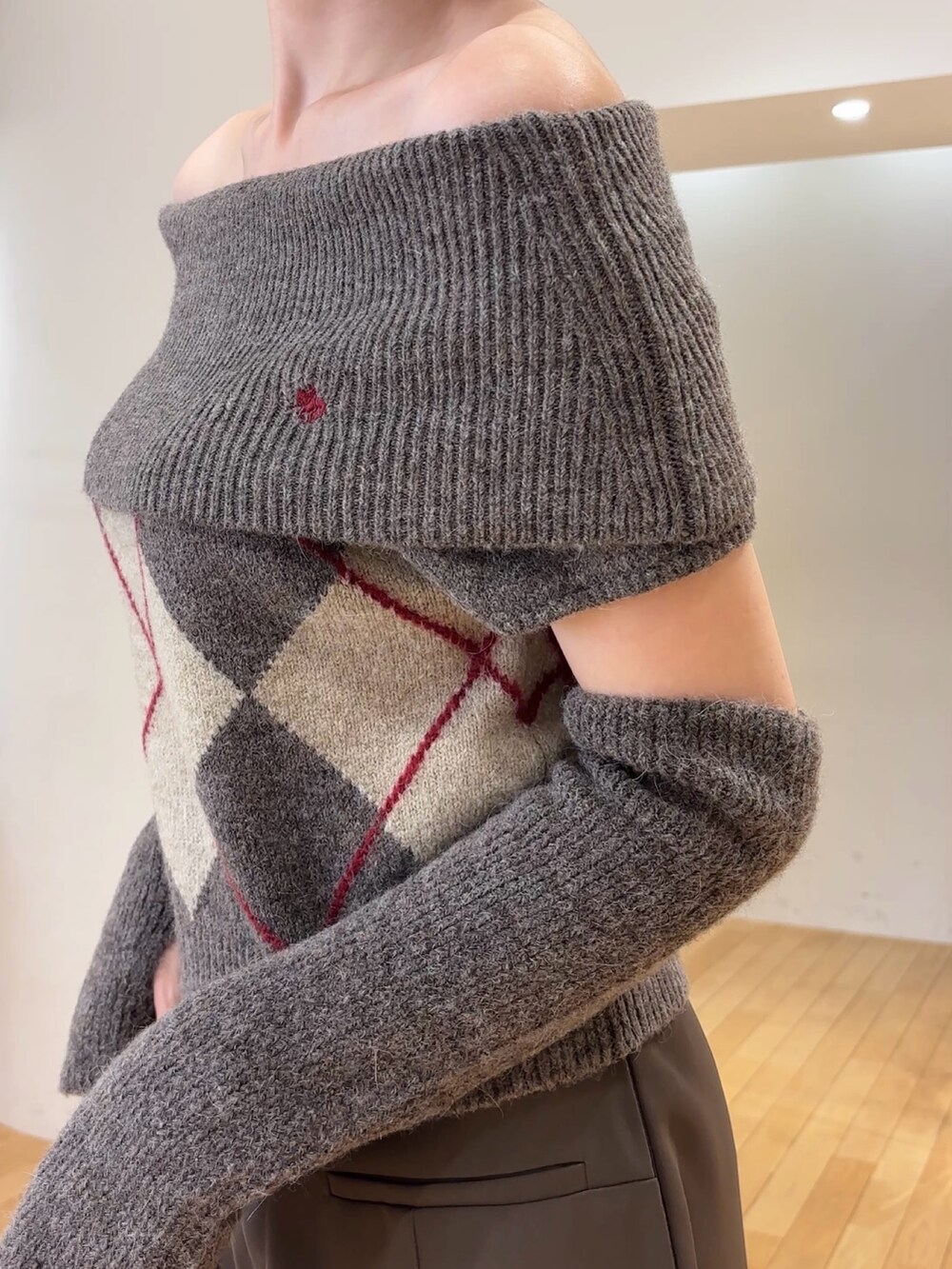 ブラウン系のその他パンツ、ブラウン系のニット/セーター、ブラック系のハンドバッグを着用したレディースの秋コーディネートの7枚目の写真