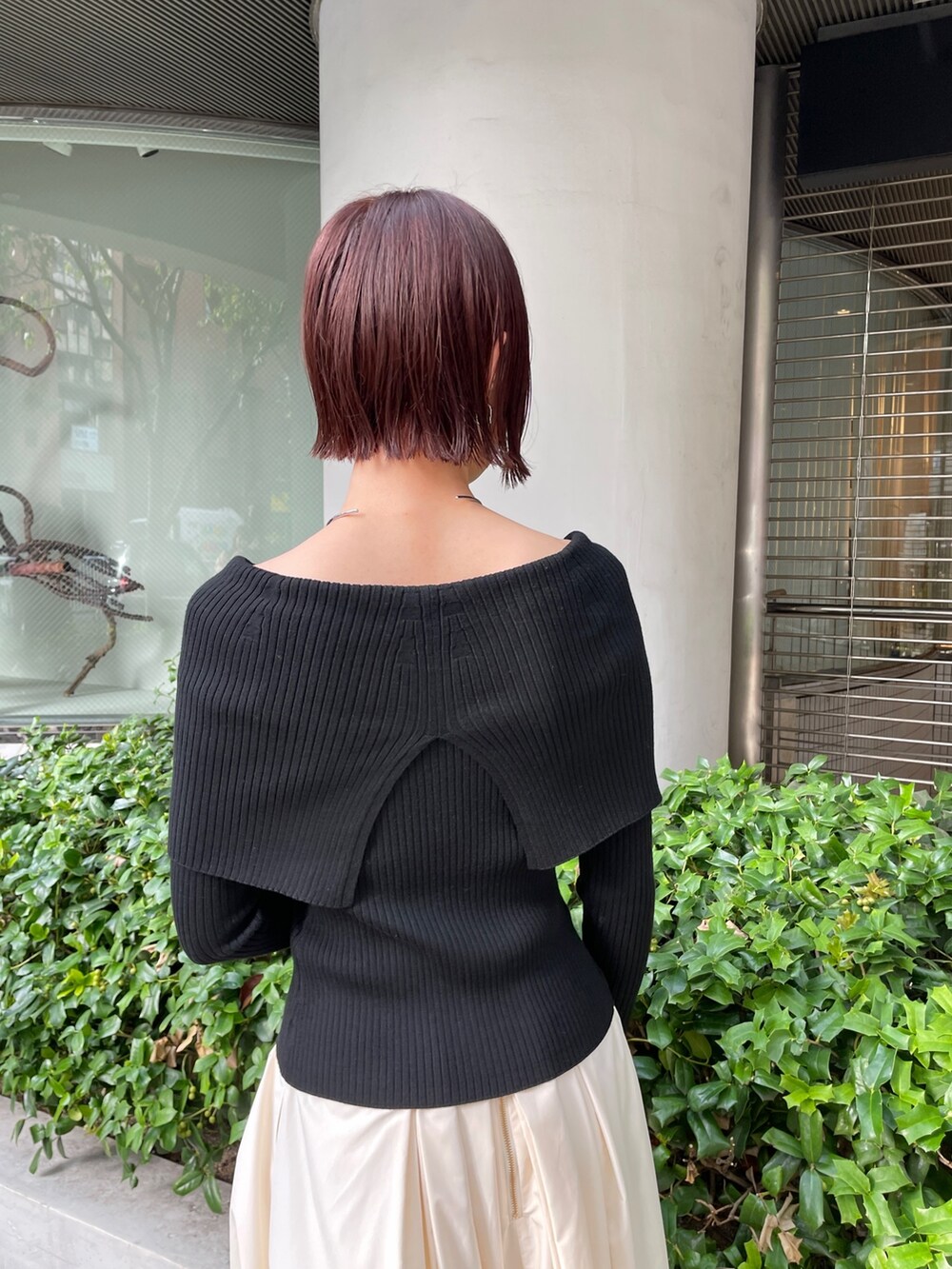 ホワイト系のスカート、ブラック系のニット/セーターを着用したレディースの冬コーディネートの8枚目の写真