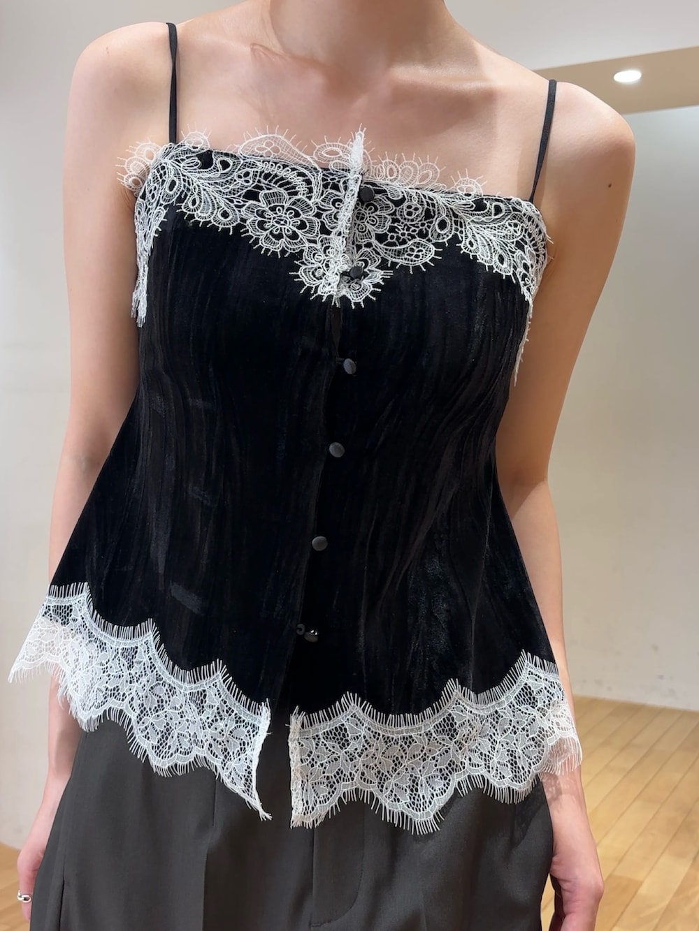 ブラック系のハンドバッグ、ブラック系のサンダル、ブラック系のTシャツ/カットソーを着用したレディースの夏コーディネートの5枚目の写真