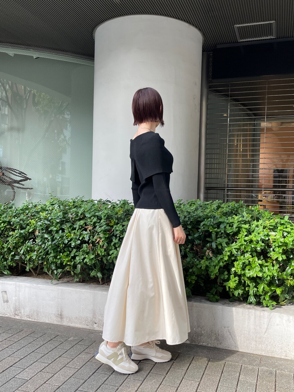 ホワイト系のスカート、ブラック系のニット/セーターを着用したレディースの冬コーディネートの3枚目の写真