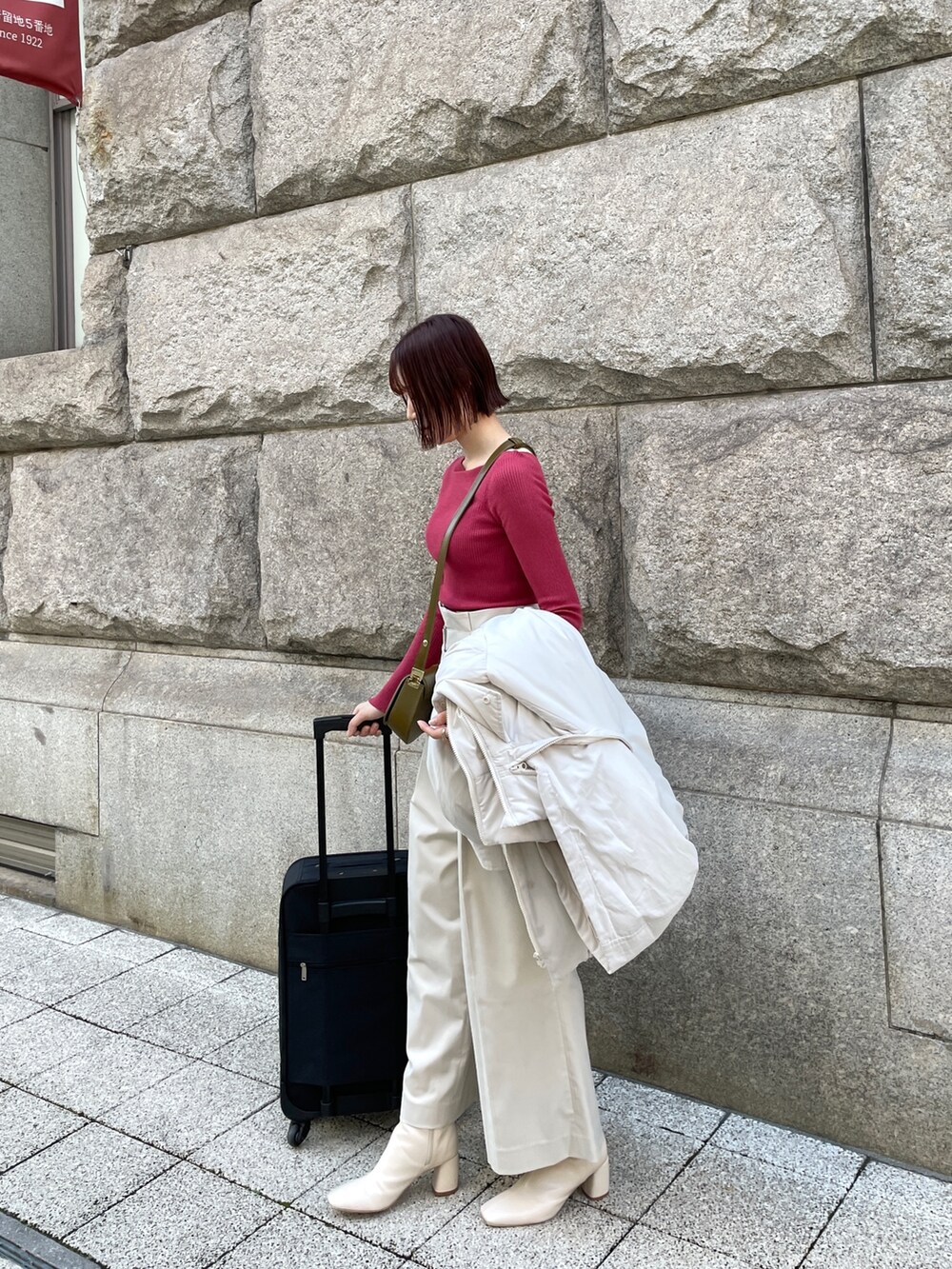 ホワイト系のブーツ、ブラウン系のショルダーバッグ、ホワイト系のその他パンツを着用したレディースの冬コーディネートの8枚目の写真