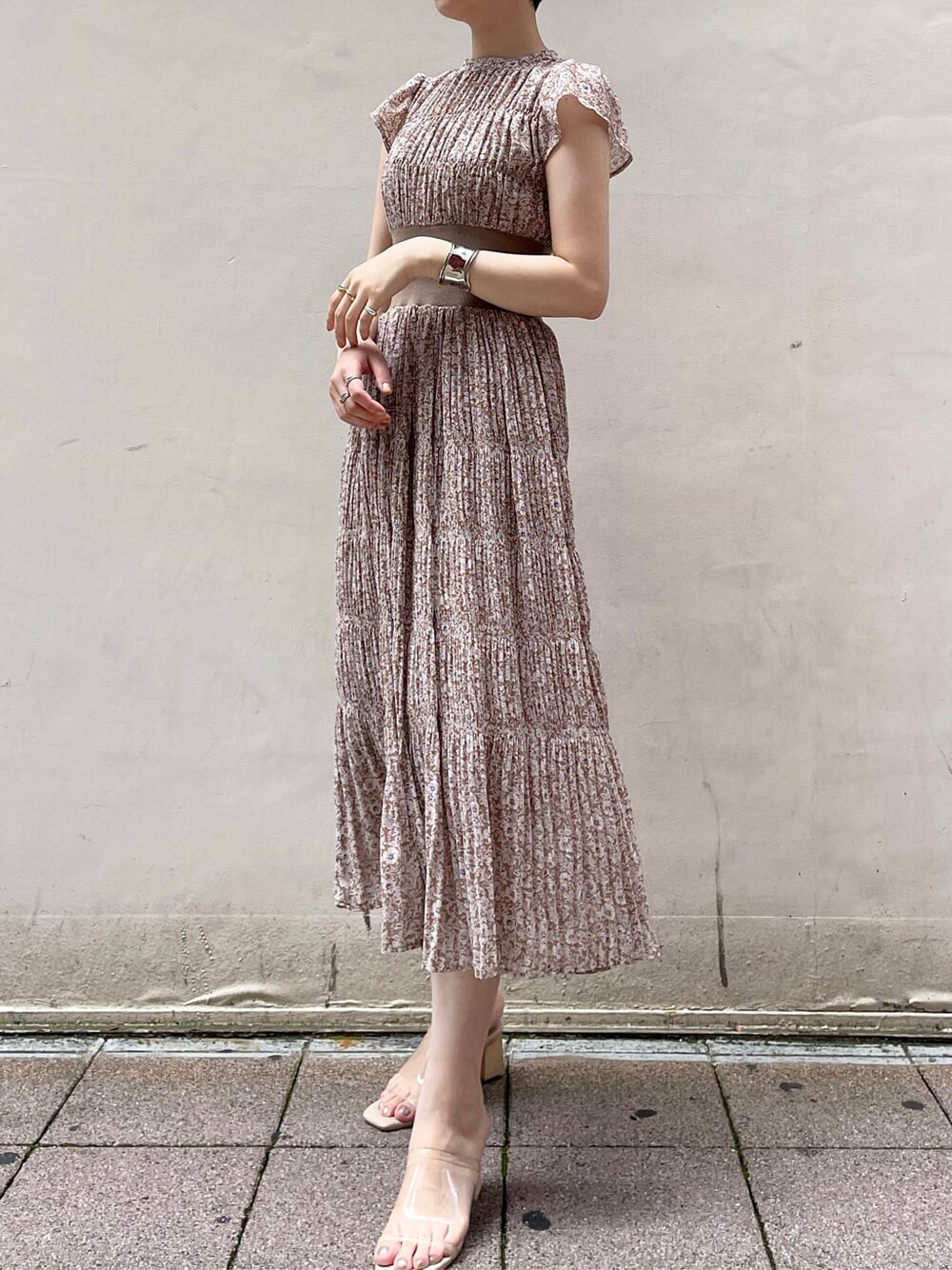 その他のサンダル、ベージュ系のワンピース、シルバー系のネックレスを着用したレディースの夏コーディネートの3枚目の写真