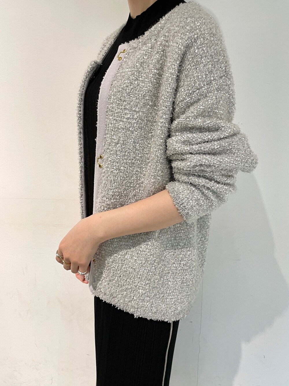 シルバー系のパンプス、ブラック系のワンピース、ブルー系のカーディガン/ボレロを着用したレディースの春コーディネートの8枚目の写真