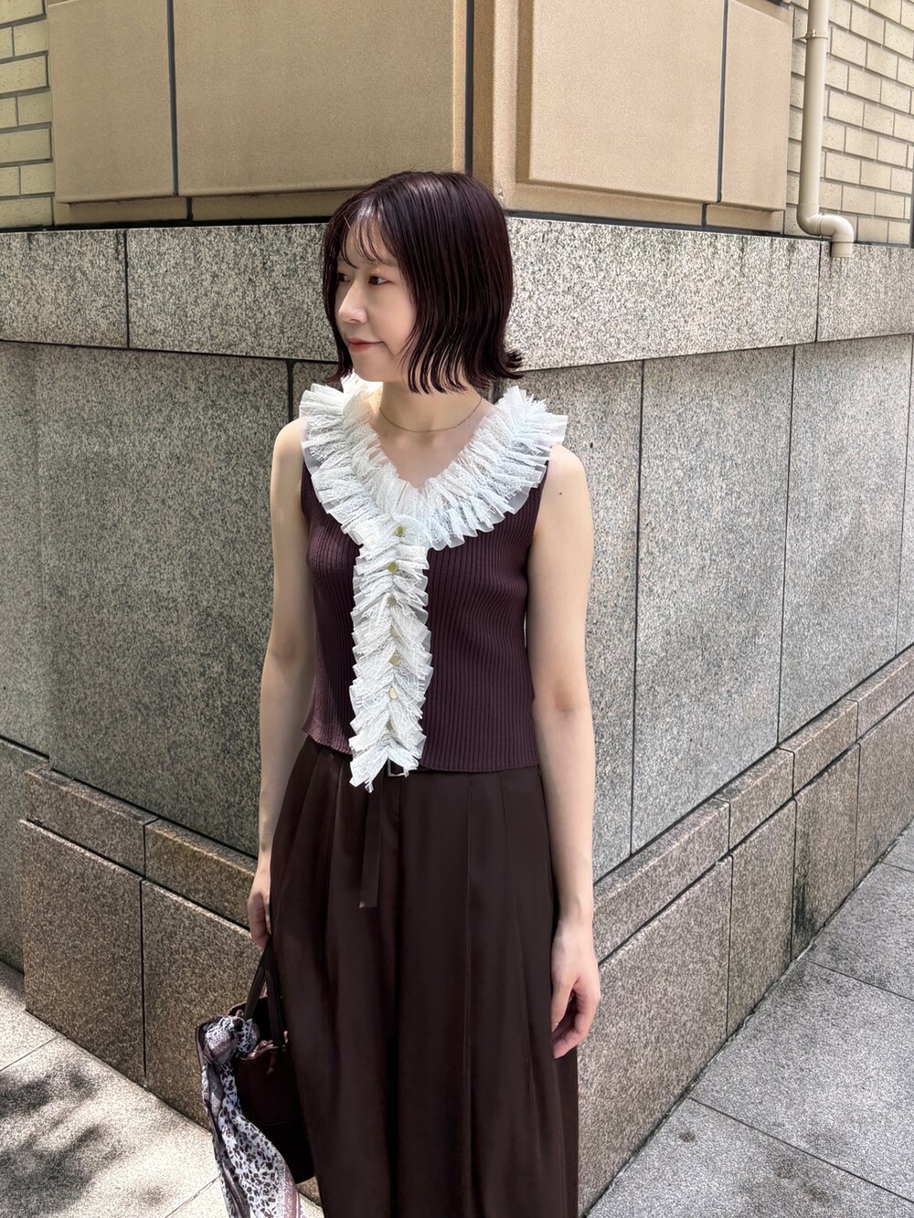 ブラウン系のその他パンツ、ブラウン系のハンドバッグ、ブラウン系のサンダルを着用したレディースの夏コーディネートの4枚目の写真