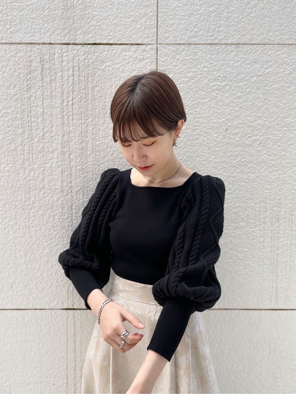 ブラック系のその他シューズ、ベージュ系のスカート、ブラック系のニット/セーターを着用したレディースの冬コーディネートの5枚目の写真