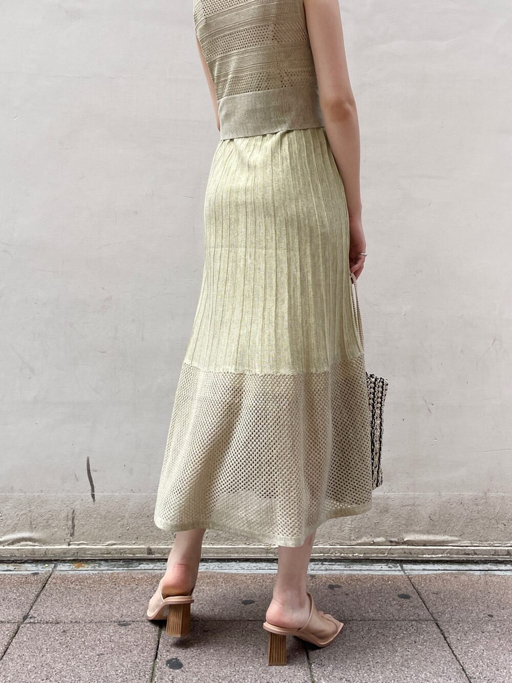 ベージュ系のサンダル、グリーン系のワンピース、ホワイト系のハンドバッグを着用したレディースの夏コーディネートの8枚目の写真