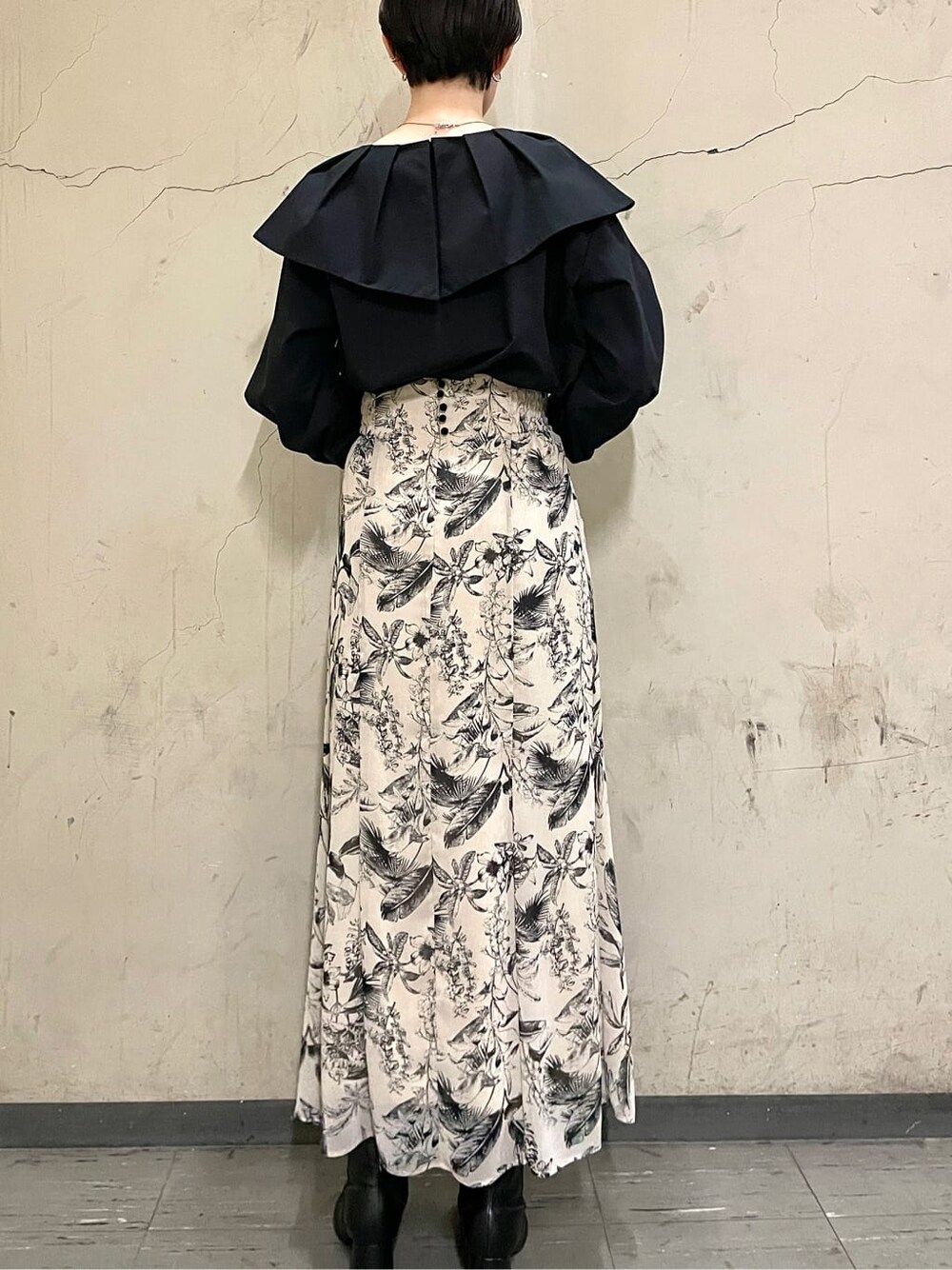 ブラック系のシャツ/ブラウス、ベージュ系のスカート、ベージュ系のスカートを着用したレディースの秋コーディネートの5枚目の写真