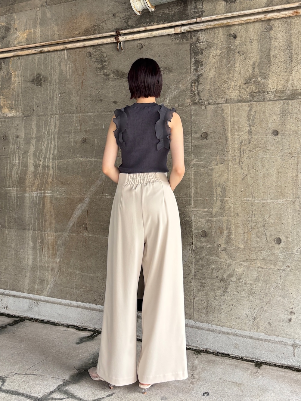 ホワイト系のその他パンツ、ブラック系のショルダーバッグ、グレー系のニット/セーターを着用したレディースの夏コーディネートの5枚目の写真