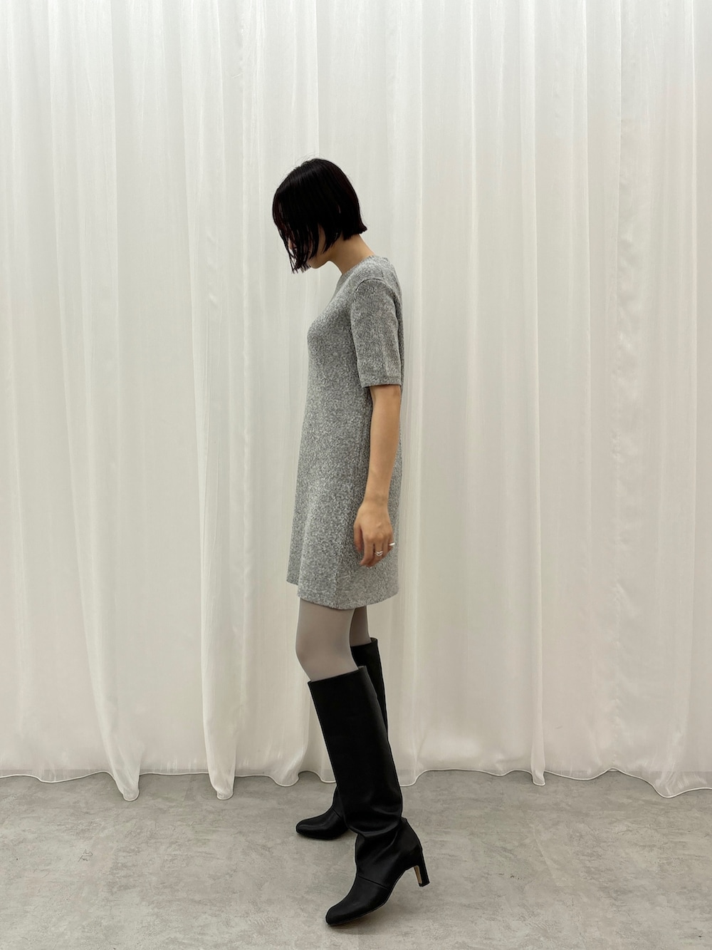 グレー系のワンピース、グレー系のテーラードジャケットを着用したレディースの秋コーディネートの6枚目の写真