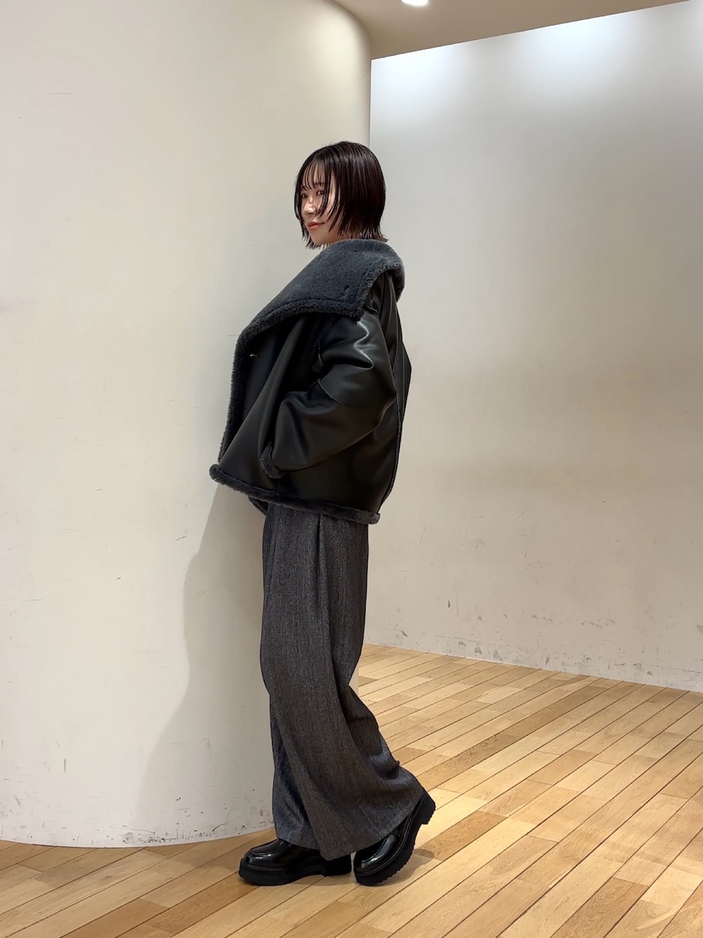 グレー系のニット/セーター、グレー系のその他パンツ、グレー系のムートンコートを着用したレディースの冬コーディネートの3枚目の写真