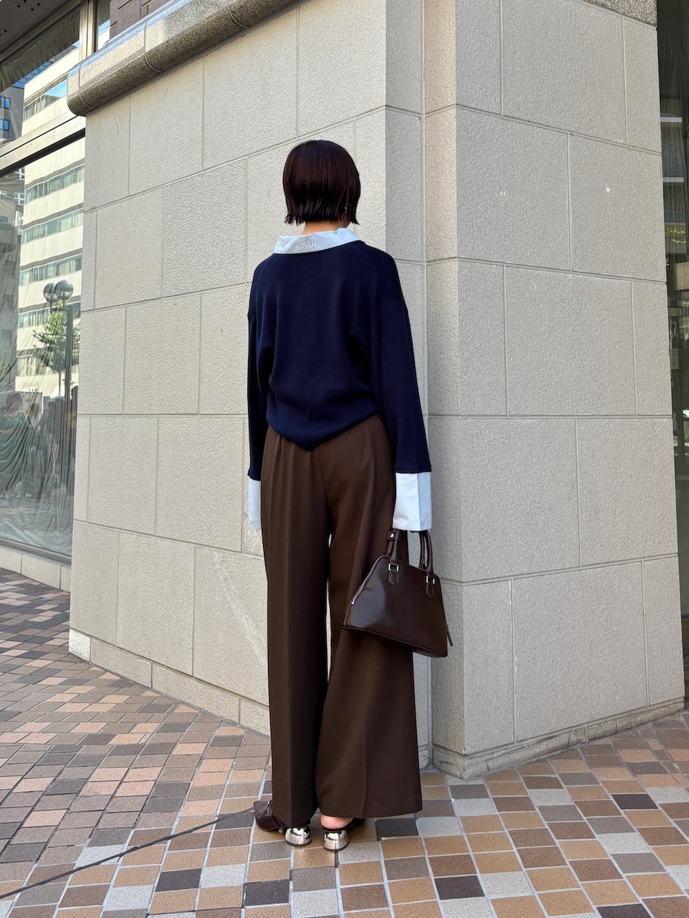 ブラウン系のその他パンツ、ブルー系のニット/セーター、ブラウン系のボストンバッグを着用したレディースの秋コーディネートの4枚目の写真