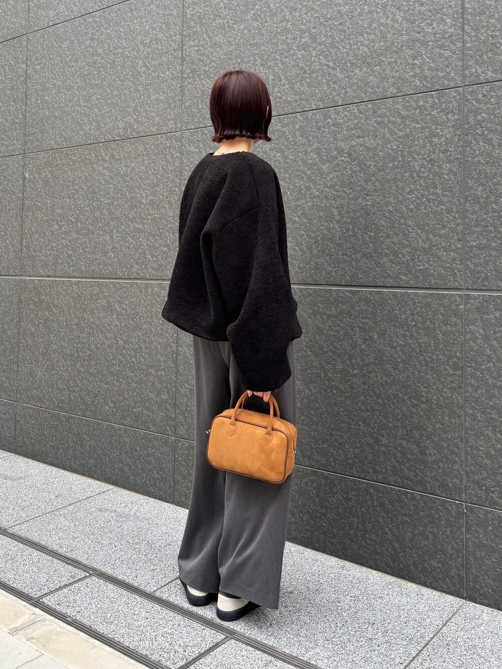 グレー系のその他パンツ、ホワイト系のスニーカー、ブラック系のブルゾンを着用したレディースの秋コーディネートの4枚目の写真