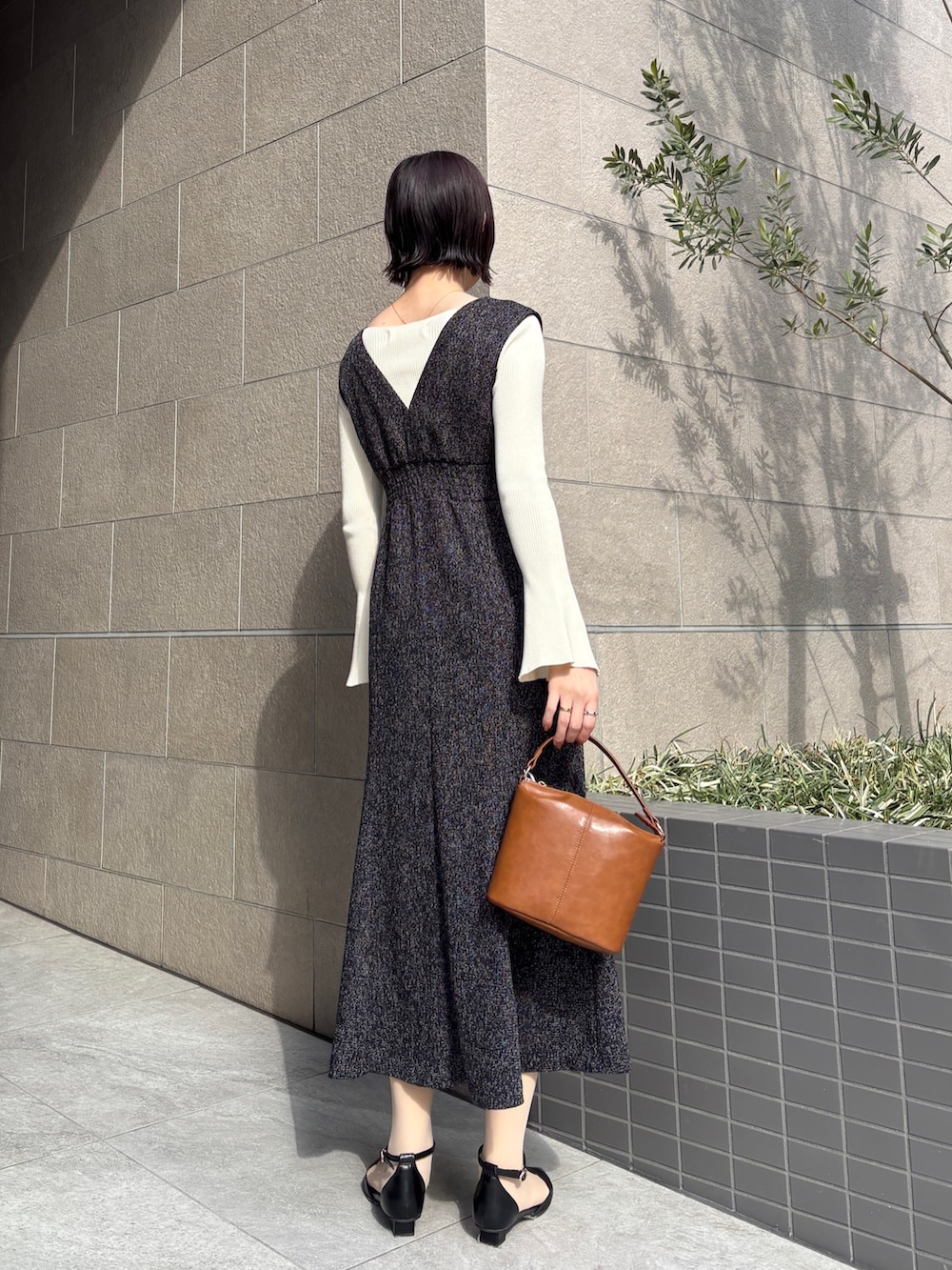 ブラック系のワンピース、ホワイト系のニット/セーター、イエロー系のハンドバッグを着用したレディースの冬コーディネートの3枚目の写真