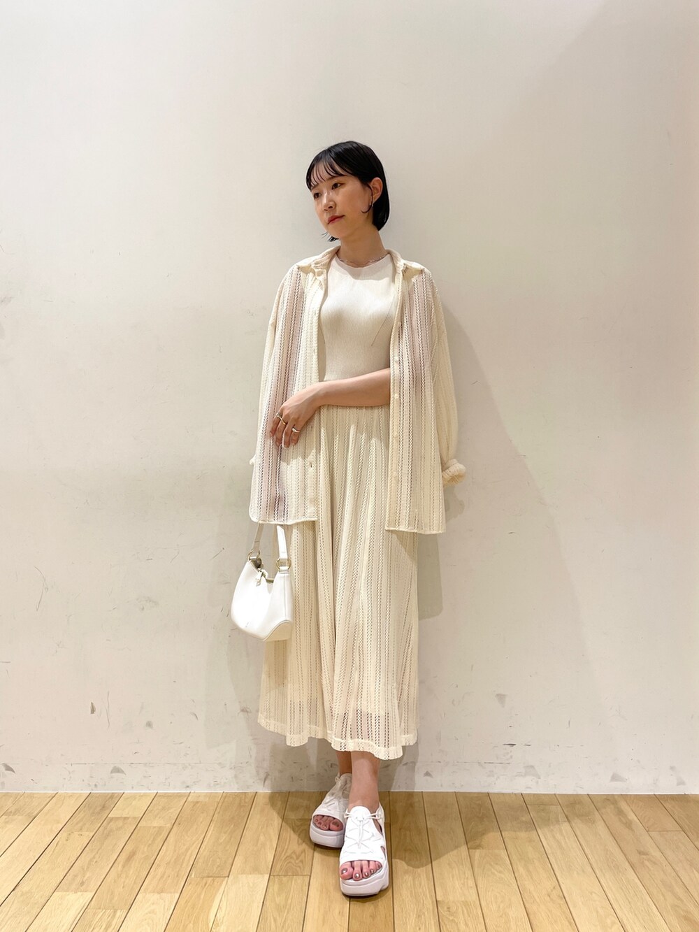 ホワイト系のシャツ/ブラウス、ホワイト系のハンドバッグ、ホワイト系のワンピースを着用したレディースの夏コーディネートの2枚目の写真