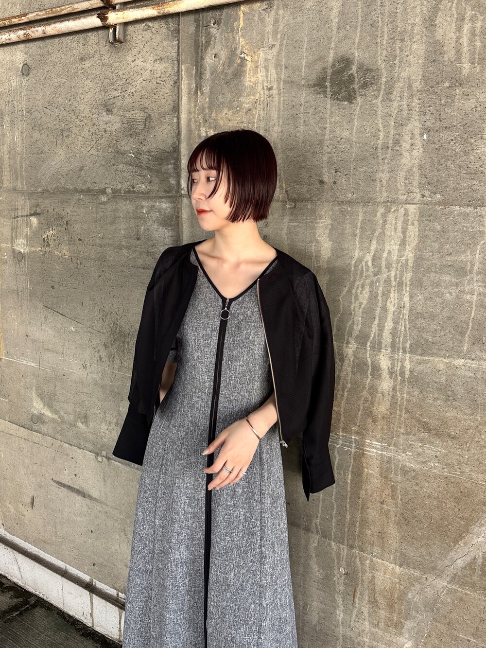 ブラック系のワンピース、ブラック系のブルゾン、ブラック系のサンダルを着用したレディースの夏コーディネートの7枚目の写真