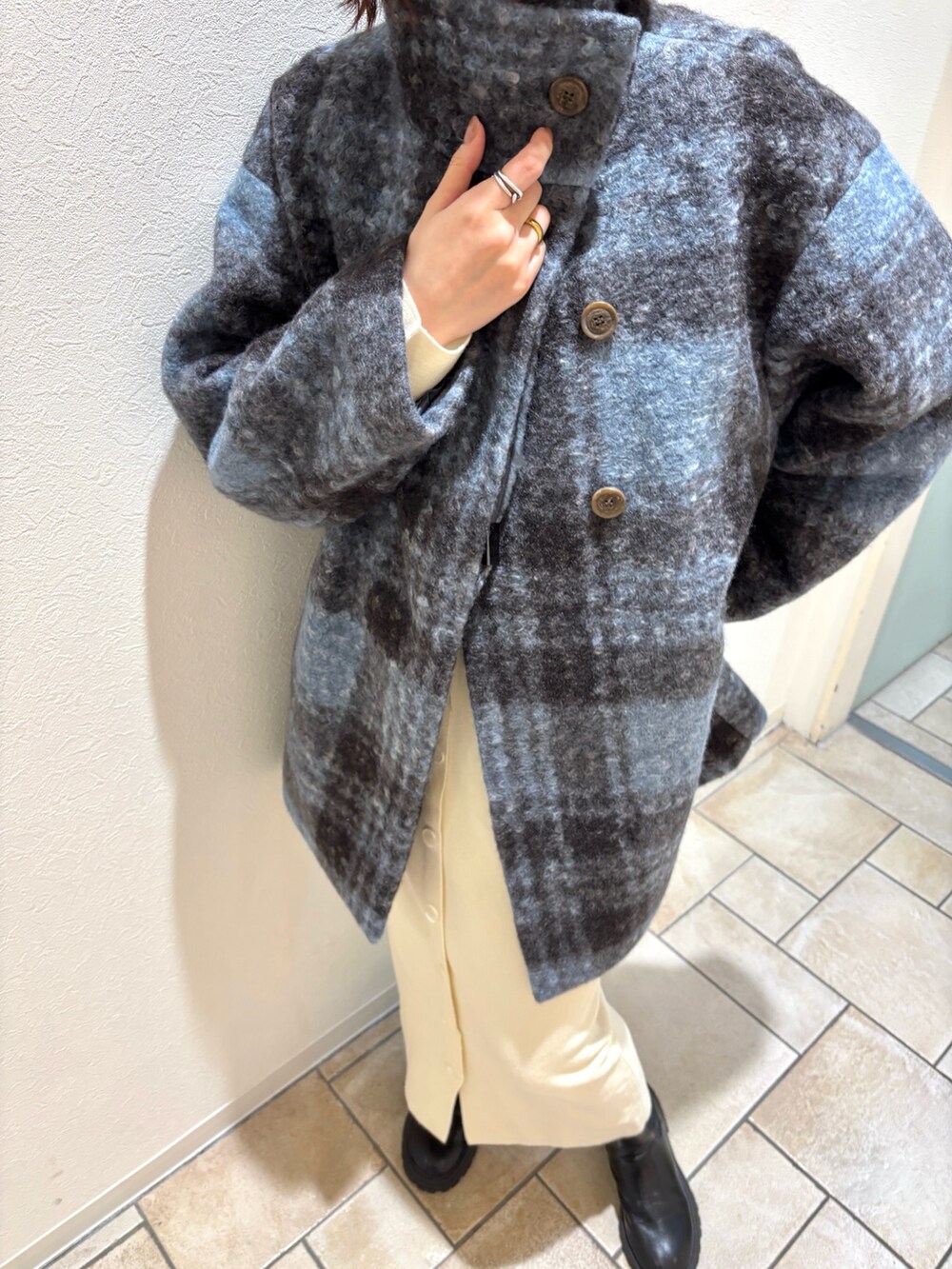 ホワイト系のワンピース、その他のその他アウターを着用したレディースの冬コーディネートの5枚目の写真