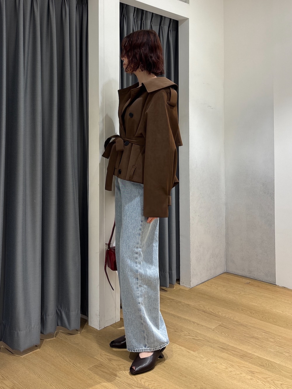 ブラウン系のその他アウター、ブラック系のTシャツ/カットソー、ブルー系のデニムパンツを着用したレディースの秋コーディネートの2枚目の写真