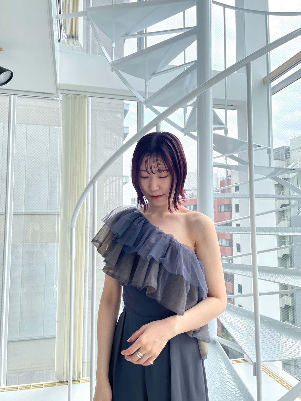 その他のパンプス、グレー系のパンツドレスを着用したレディースの夏コーディネートの8枚目の写真