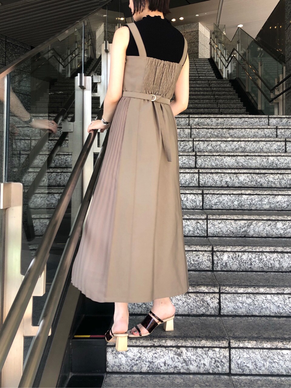 ベージュ系のワンピース、その他のその他シューズ、ブラック系のニット/セーターを着用したレディースの春コーディネートの6枚目の写真