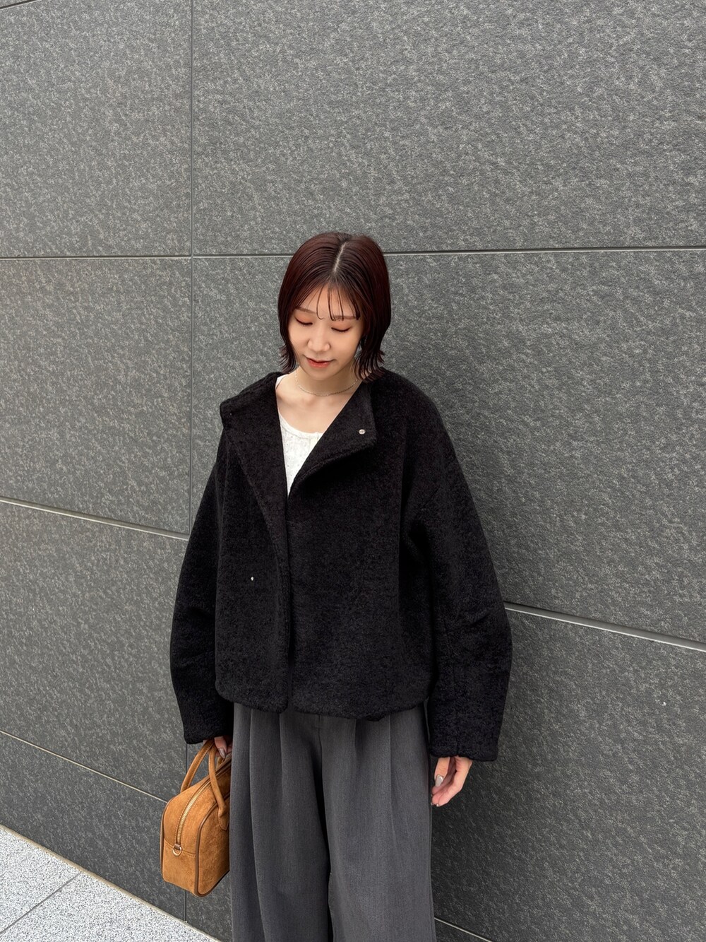 グレー系のその他パンツ、ホワイト系のスニーカー、ブラック系のブルゾンを着用したレディースの秋コーディネートの7枚目の写真