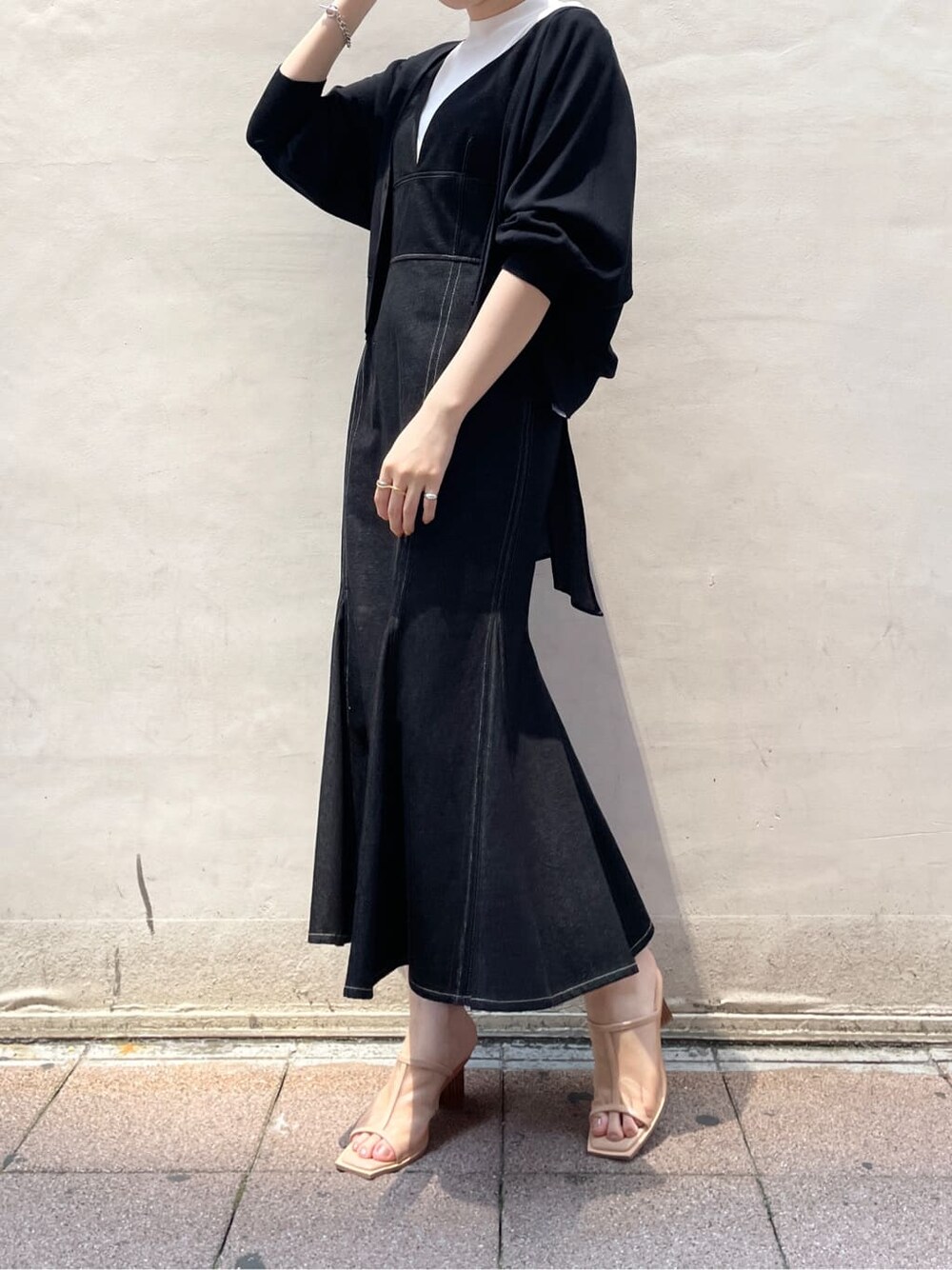 ベージュ系のサンダル、ブラック系のカーディガン/ボレロ、ブラック系のワンピースを着用したレディースの夏コーディネートの7枚目の写真