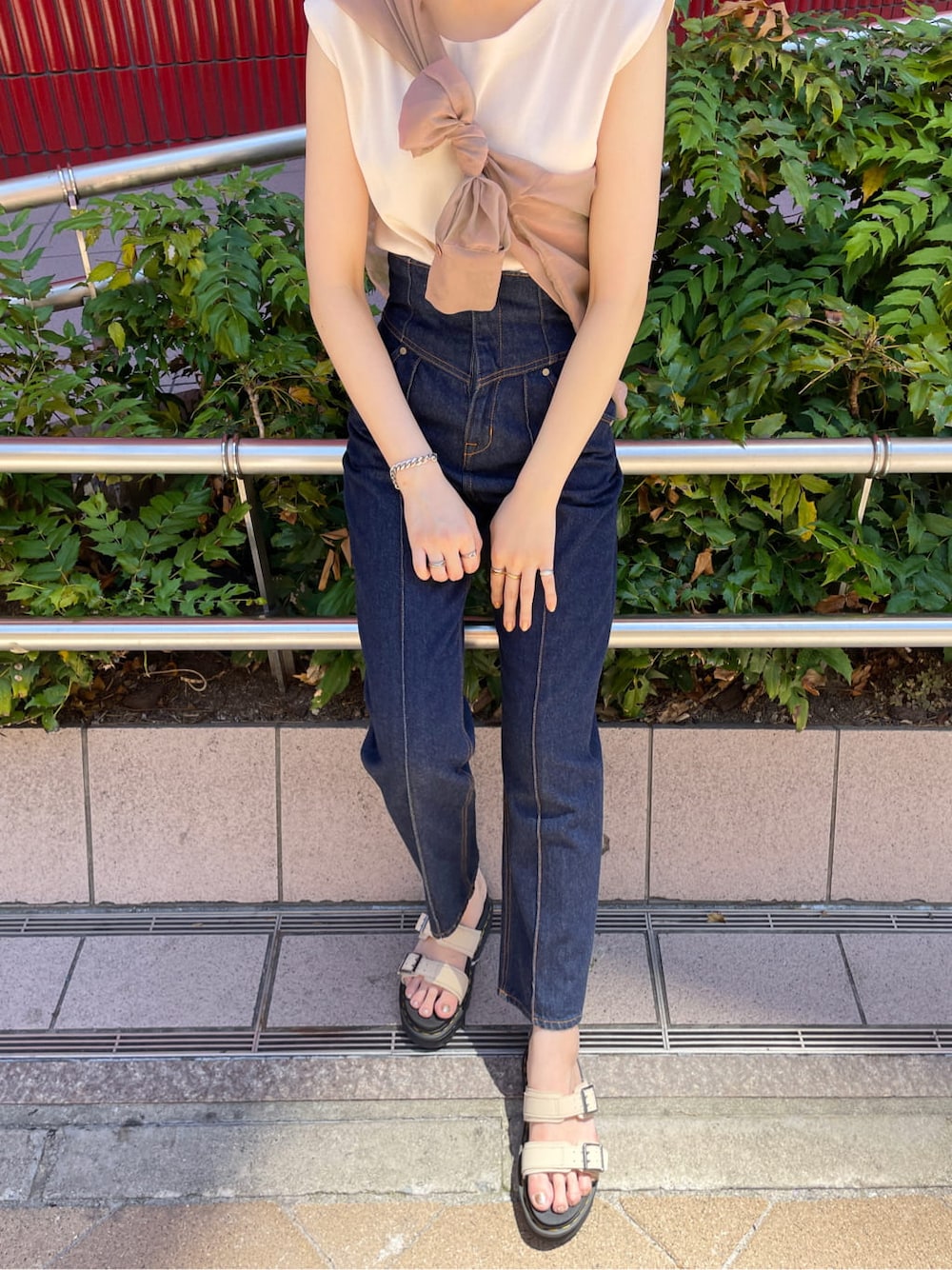 ピンク系のシャツ/ブラウス、ホワイト系のニット/セーターを着用したレディースの夏コーディネートの3枚目の写真