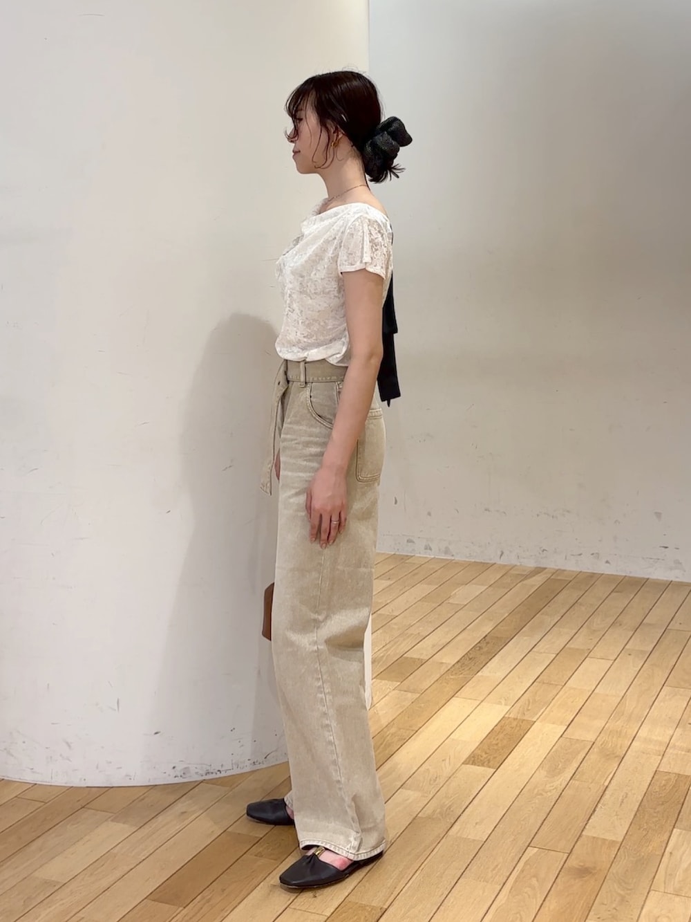 ホワイト系のTシャツ/カットソー、ベージュ系のデニムパンツ、イエロー系のハンドバッグを着用したレディースの夏コーディネートの3枚目の写真