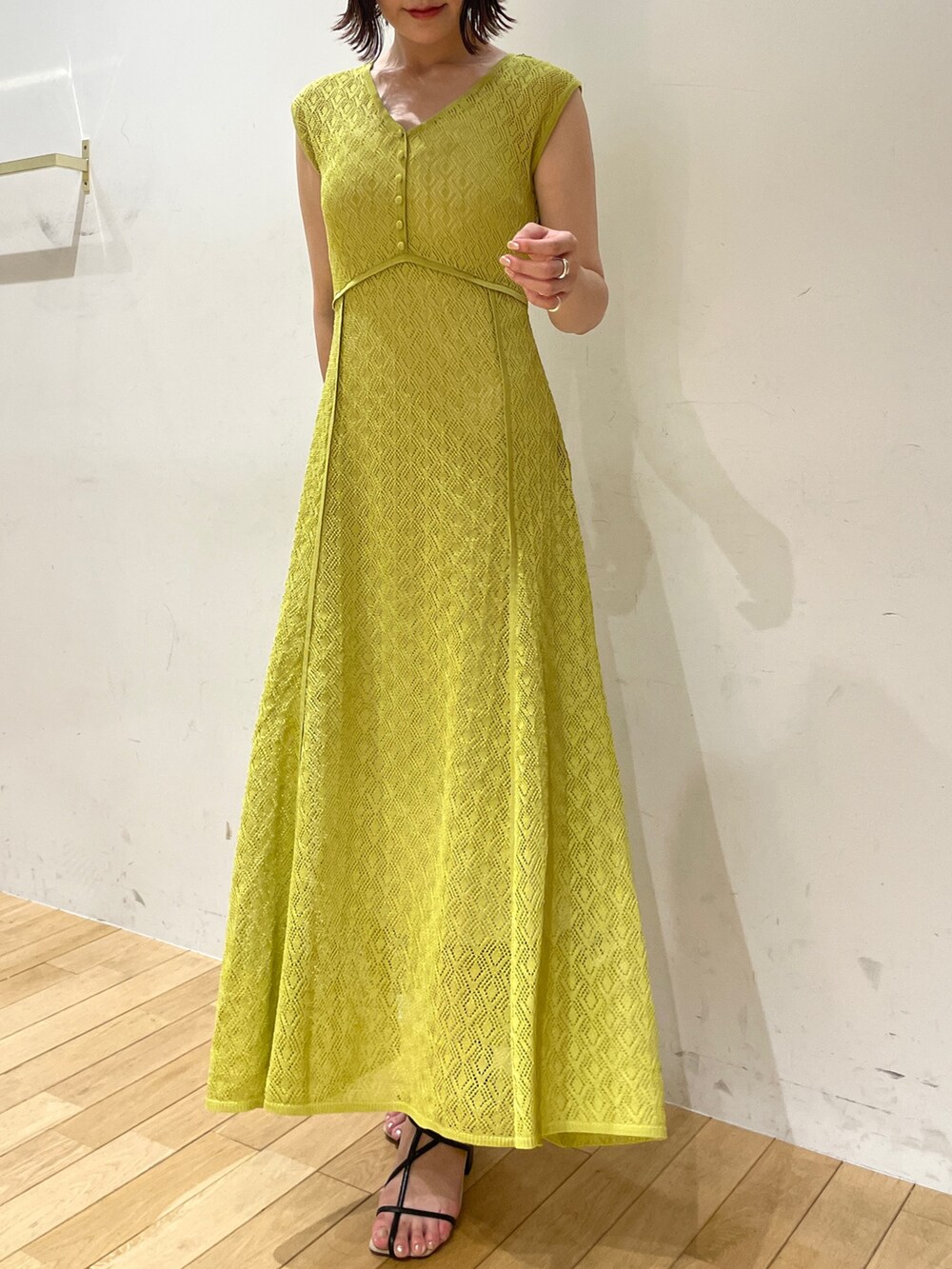 ブラック系のサンダル、グリーン系のワンピースを着用したレディースの夏コーディネートの5枚目の写真