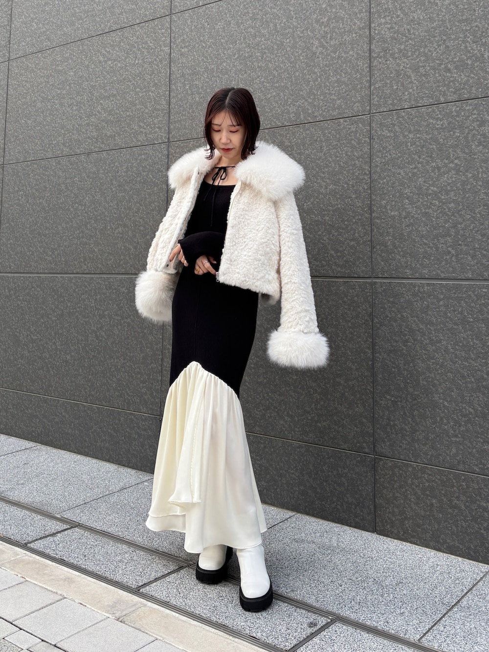 ブラック系のワンピースを着用したレディースの冬コーディネートの4枚目の写真