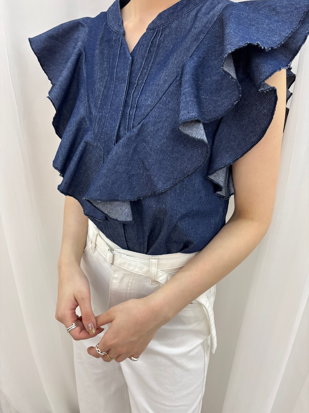 ホワイト系のデニムパンツ、ブルー系のシャツ/ブラウス、シルバー系のサンダルを着用したレディースの春コーディネートの6枚目の写真