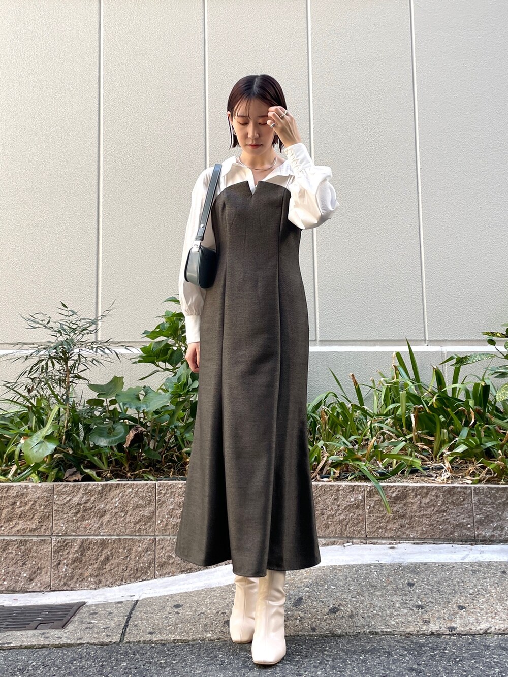 ブルー系のカーディガン/ボレロ、ブラウン系のワンピース、ホワイト系のブーツを着用したレディースの秋コーディネートの8枚目の写真