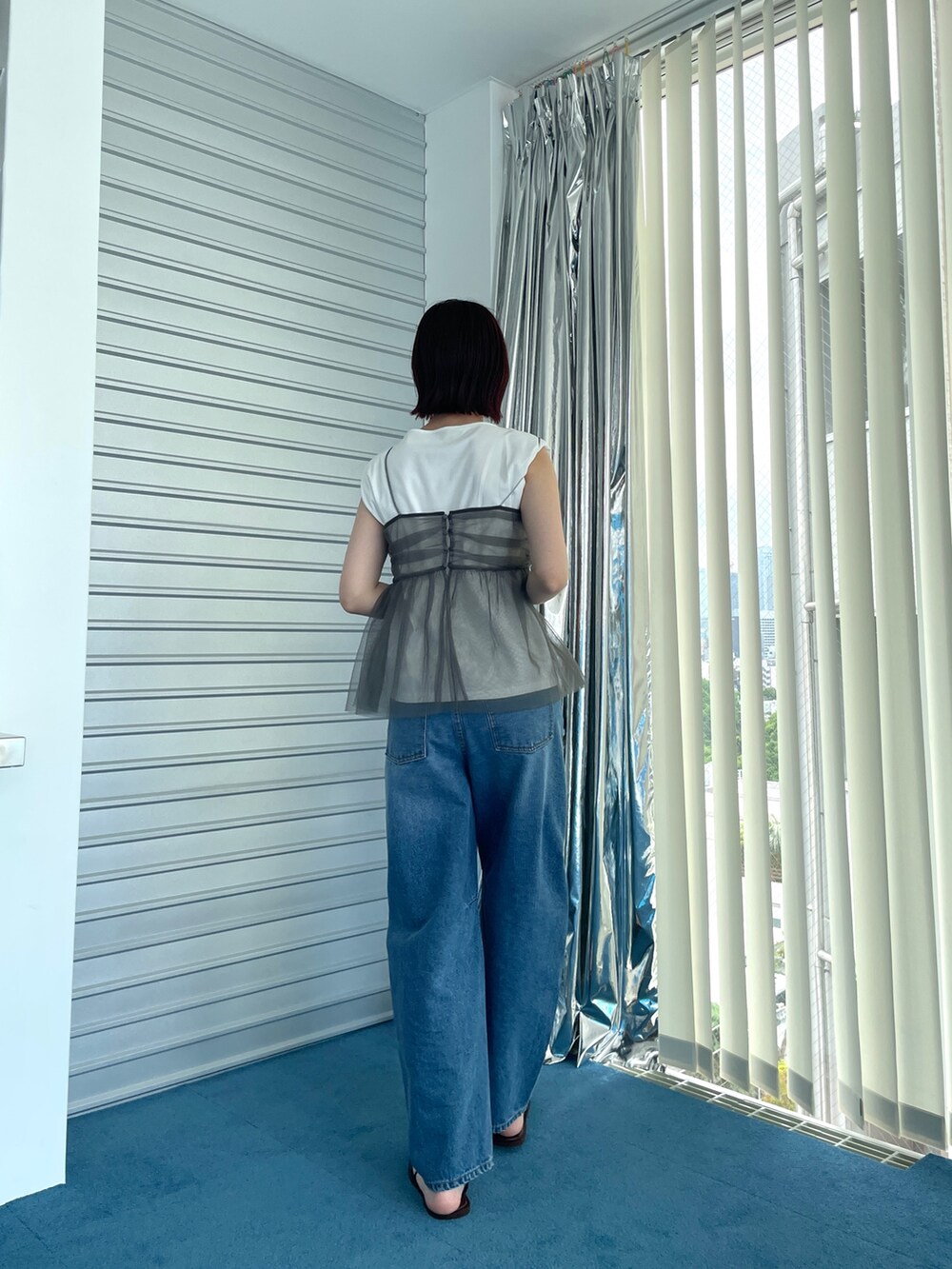 ホワイト系のワンピース、ブルー系のデニムパンツ、ホワイト系のTシャツ/カットソーを着用したレディースの夏コーディネートの3枚目の写真