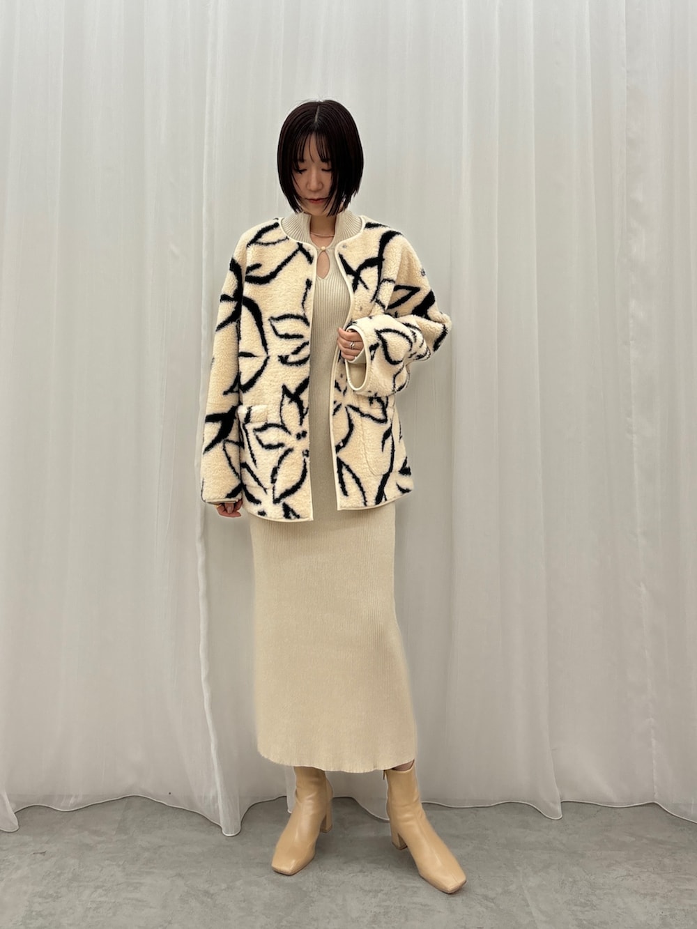 ホワイト系のブルゾン、ホワイト系のワンピースを着用したレディースの秋コーディネートの2枚目の写真