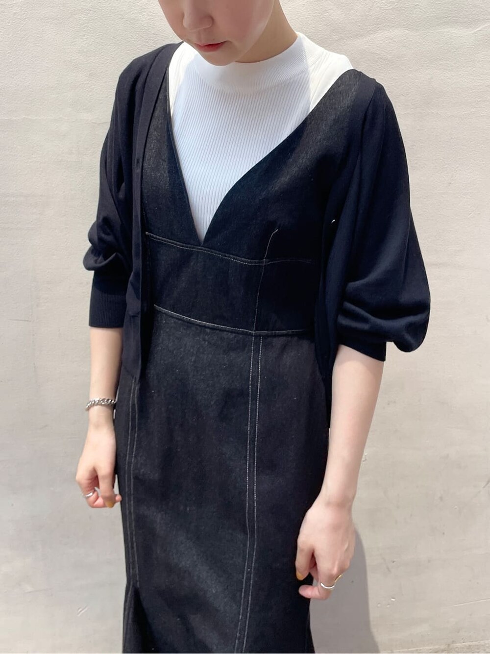 ベージュ系のサンダル、ブラック系のカーディガン/ボレロ、ブラック系のワンピースを着用したレディースの夏コーディネートの8枚目の写真