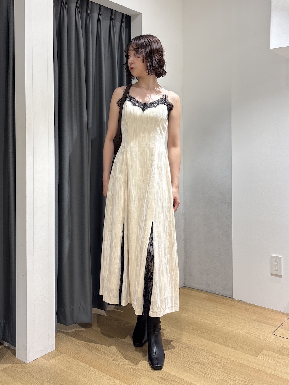 ホワイト系のワンピース、イエロー系のカーディガン/ボレロ、ブラウン系のハンドバッグを着用したレディースの秋コーディネートの7枚目の写真