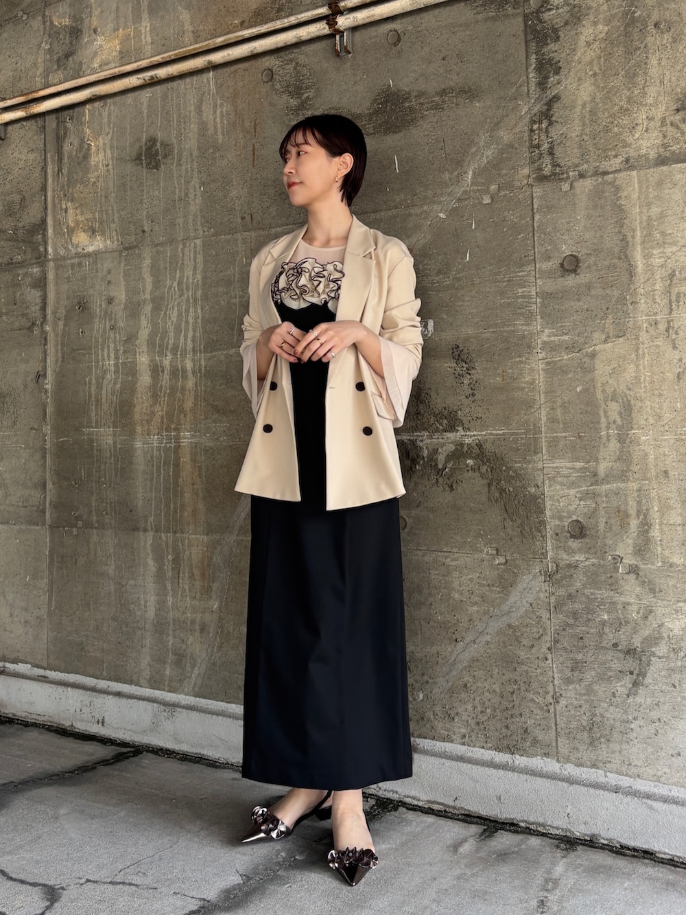 「結婚式 ワンピース、結婚式コーデ、二次会ドレス、二次会コーデ、お呼ばれコーデ、お呼ばれドレス、謝恩会、同窓会コーデ、同窓会ドレス、キャミワンピース、シアートップス、ブラックコーデ、ワンピースコーデ、春コーデ」｜「LAGUNAMOONのLADYコサージュキャミワンピース（ドレス、ブラック系）」を使った、MASAKI KISEさん（レディース・168cm）の春コーディネートの7枚目の写真
