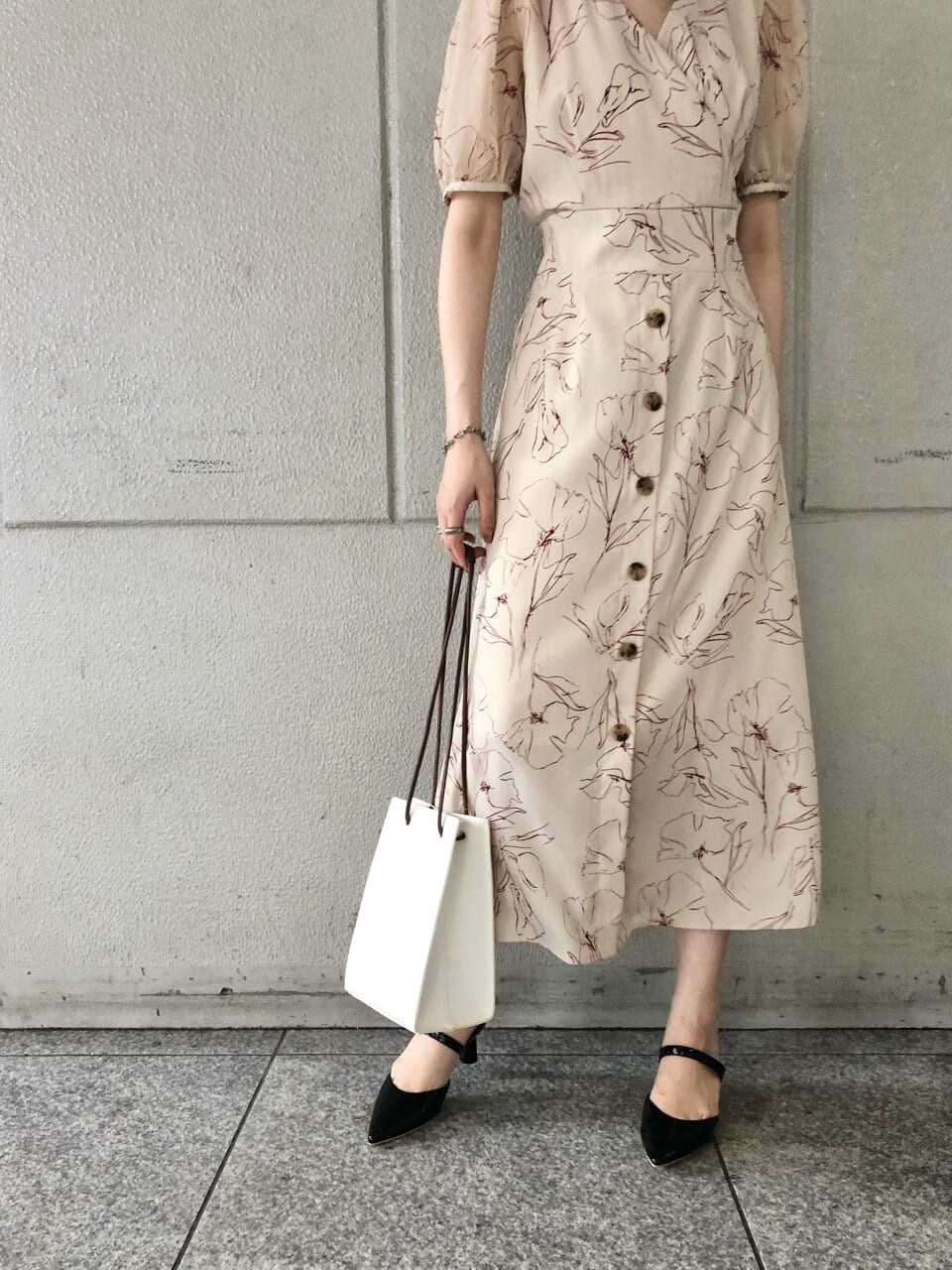 ブラック系のその他シューズ、ホワイト系のハンドバッグ、ホワイト系のワンピースを着用したレディースの夏コーディネートの4枚目の写真