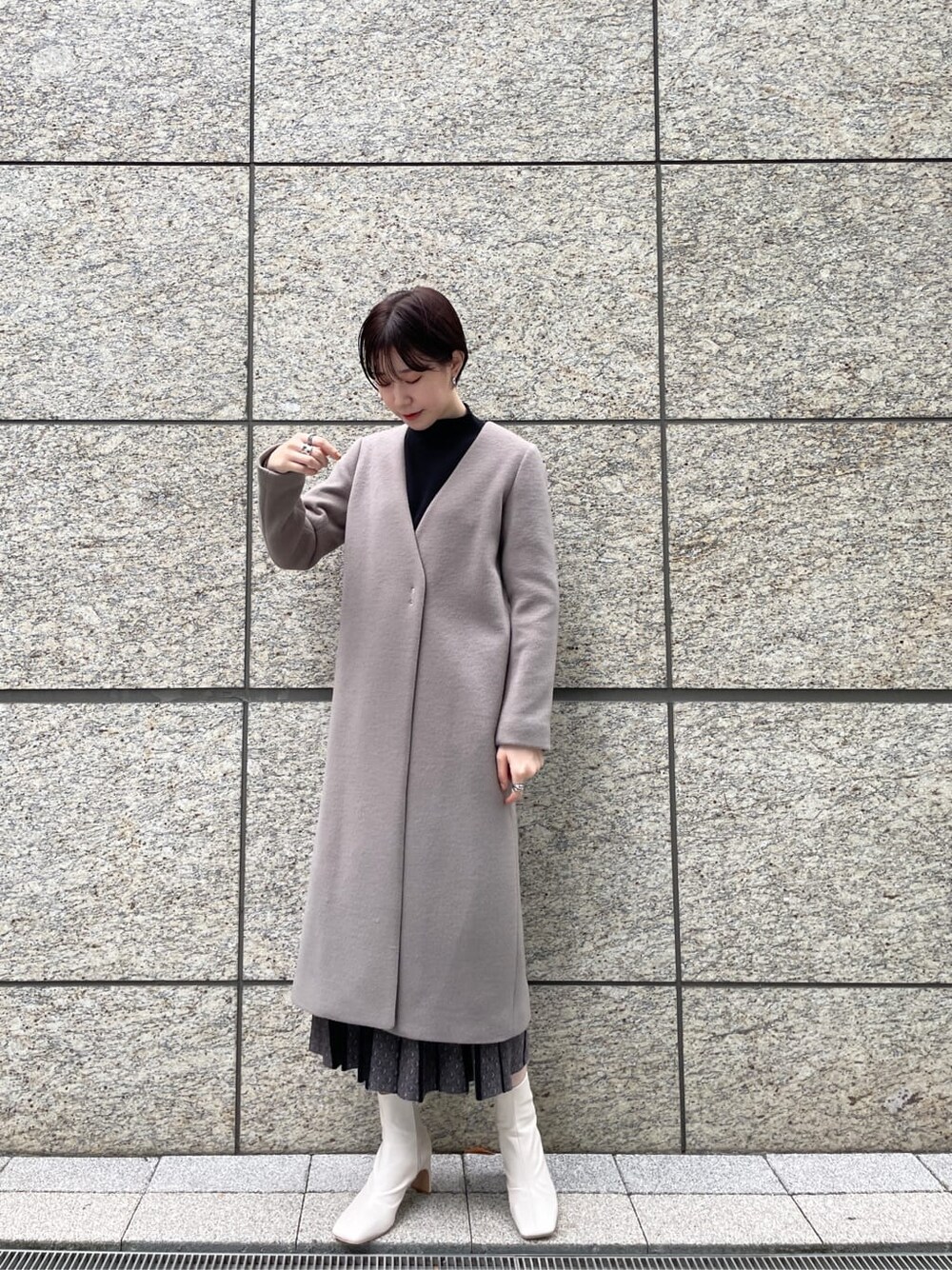 ホワイト系のその他シューズ、ブラック系のワンピース、ベージュ系のその他アウターを着用したレディースの秋コーディネートの9枚目の写真