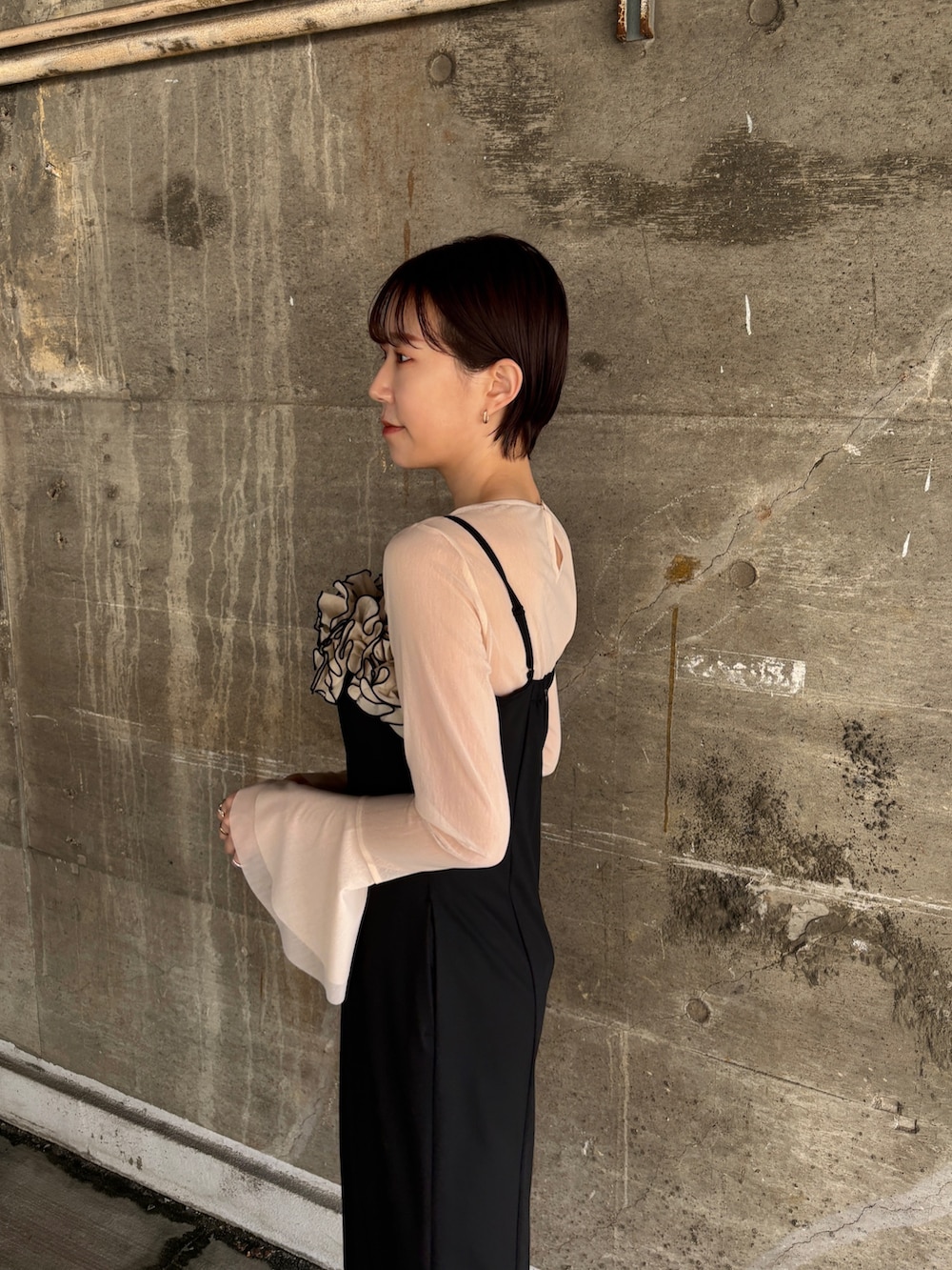 「結婚式 ワンピース、結婚式コーデ、二次会ドレス、二次会コーデ、お呼ばれコーデ、お呼ばれドレス、謝恩会、同窓会コーデ、同窓会ドレス、キャミワンピース、シアートップス、ブラックコーデ、ワンピースコーデ、春コーデ」｜「LAGUNAMOONのLADYコサージュキャミワンピース（ドレス、ブラック系）」を使った、MASAKI KISEさん（レディース・168cm）の春コーディネートの5枚目の写真