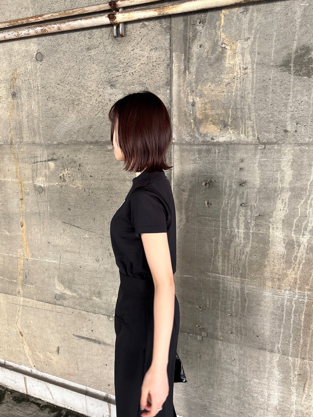 ブラック系のスカート、ブラック系のTシャツ/カットソーを着用したレディースの冬コーディネートの6枚目の写真