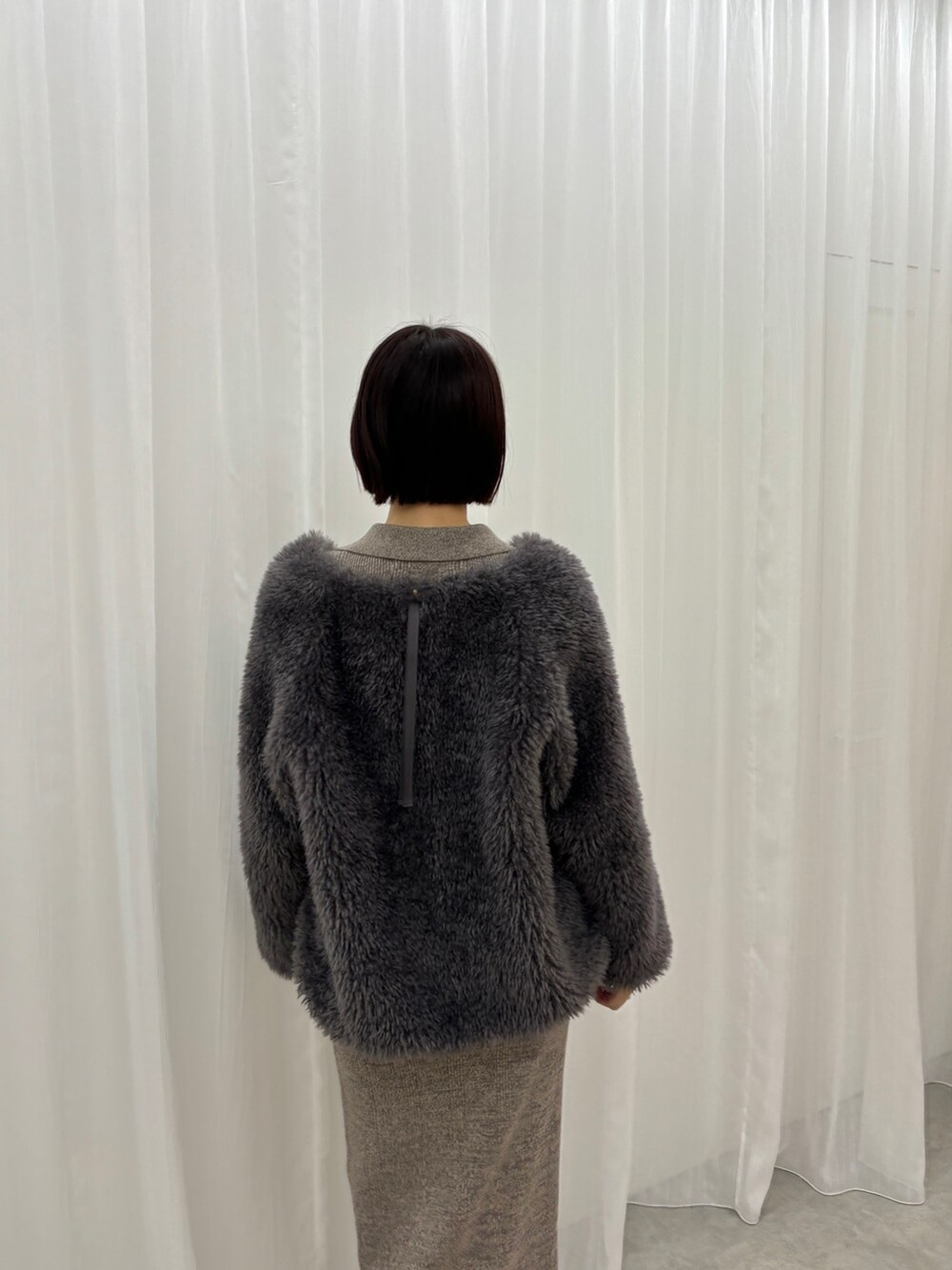 グレー系のワンピース、グレー系のブルゾンを着用したレディースの秋コーディネートの6枚目の写真
