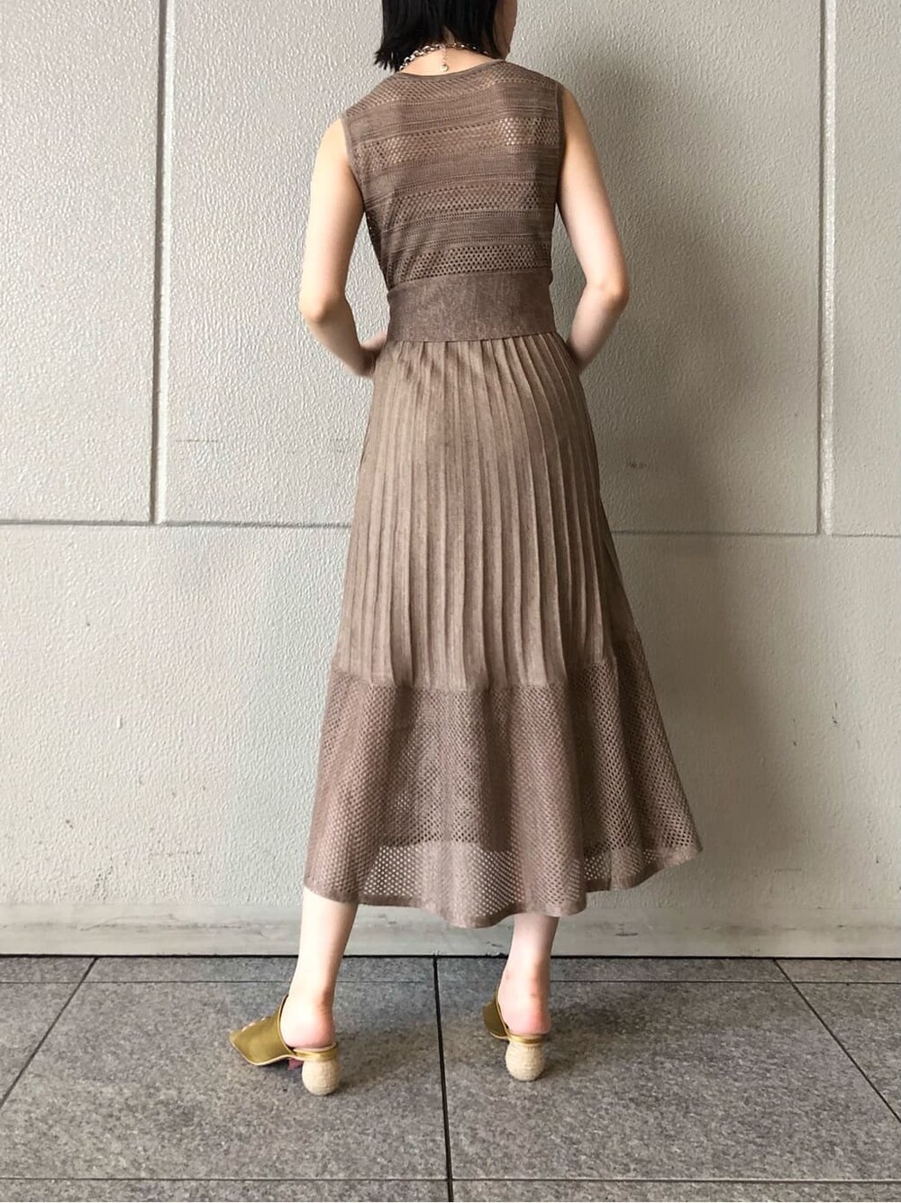 ホワイト系のショルダーバッグ、イエロー系のサンダル、ベージュ系のワンピースを着用したレディースの夏コーディネートの5枚目の写真